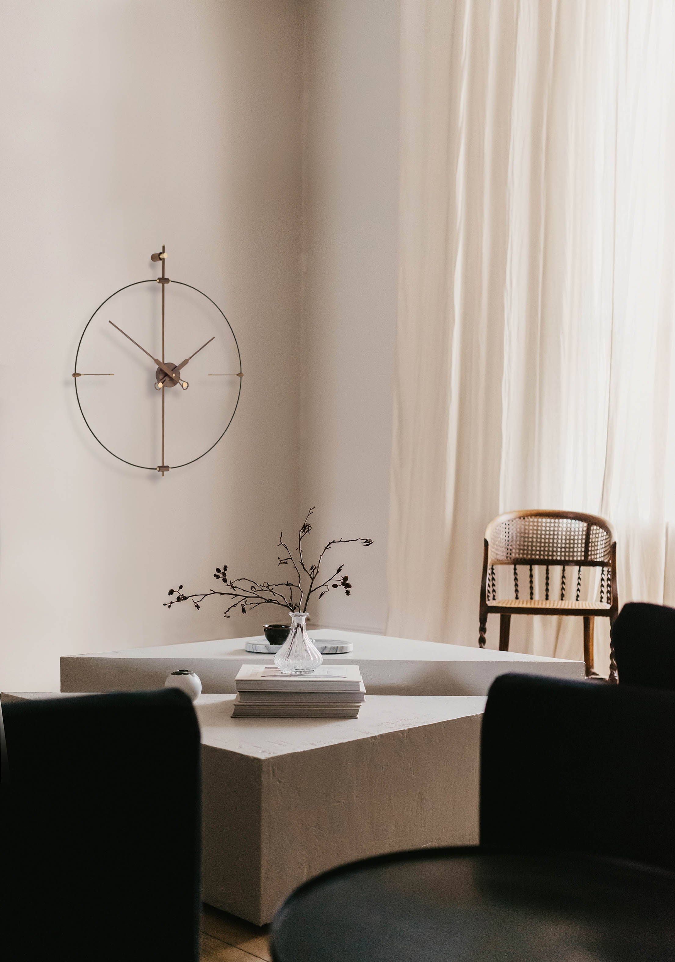 Wanduhr MINI BILBAO PREMIUM Nussbaum mit schwarzer Oberfläche