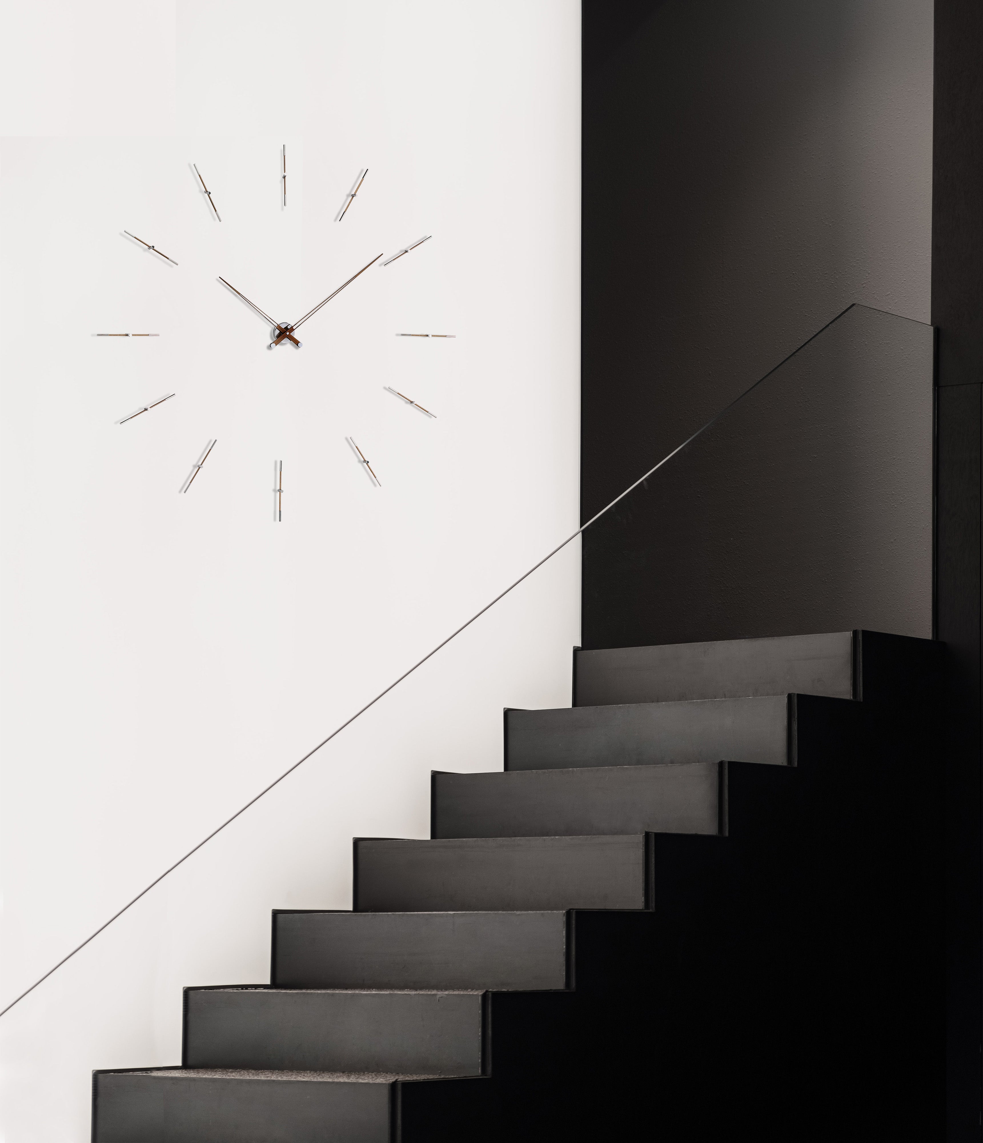 Wanduhr MERLIN aus Nussbaumholz mit verchromter Oberfläche