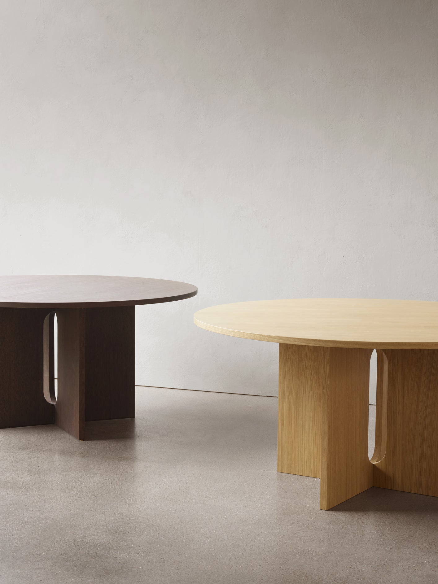 Round Table ANDROGYNE dark oak veneer