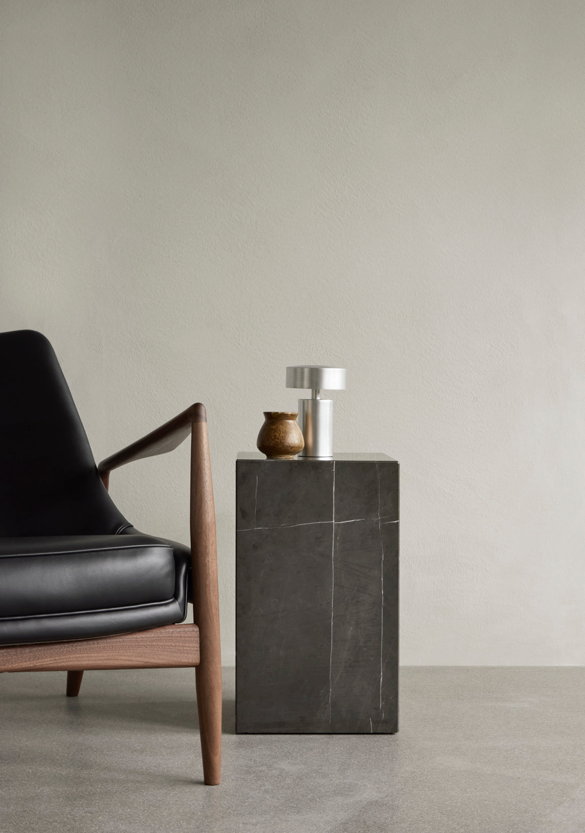 THE SEAL armchair black leather with oak base