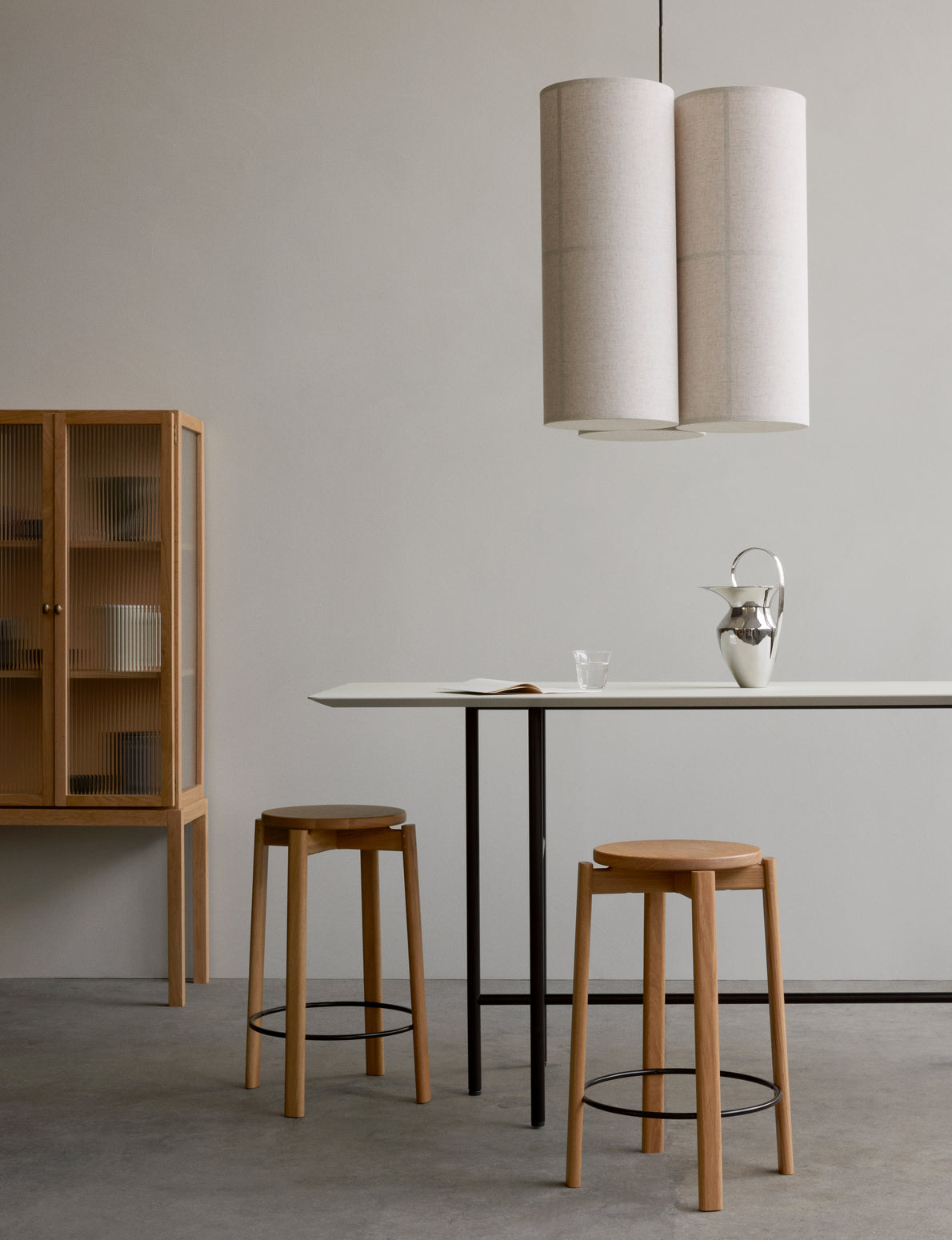 Hocker PASSAGE aus Eichenholz mit blauer Sitzfläche