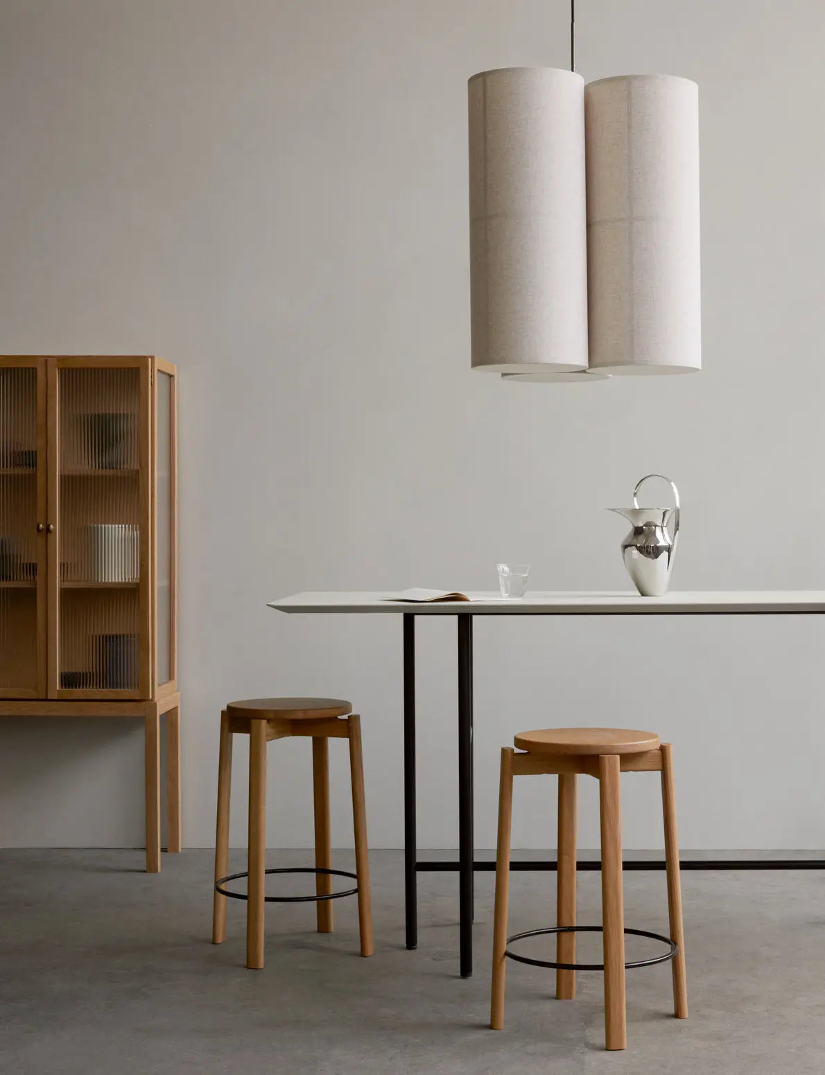 Hocker PASSAGE eikenhout met een marineblauwe zitting