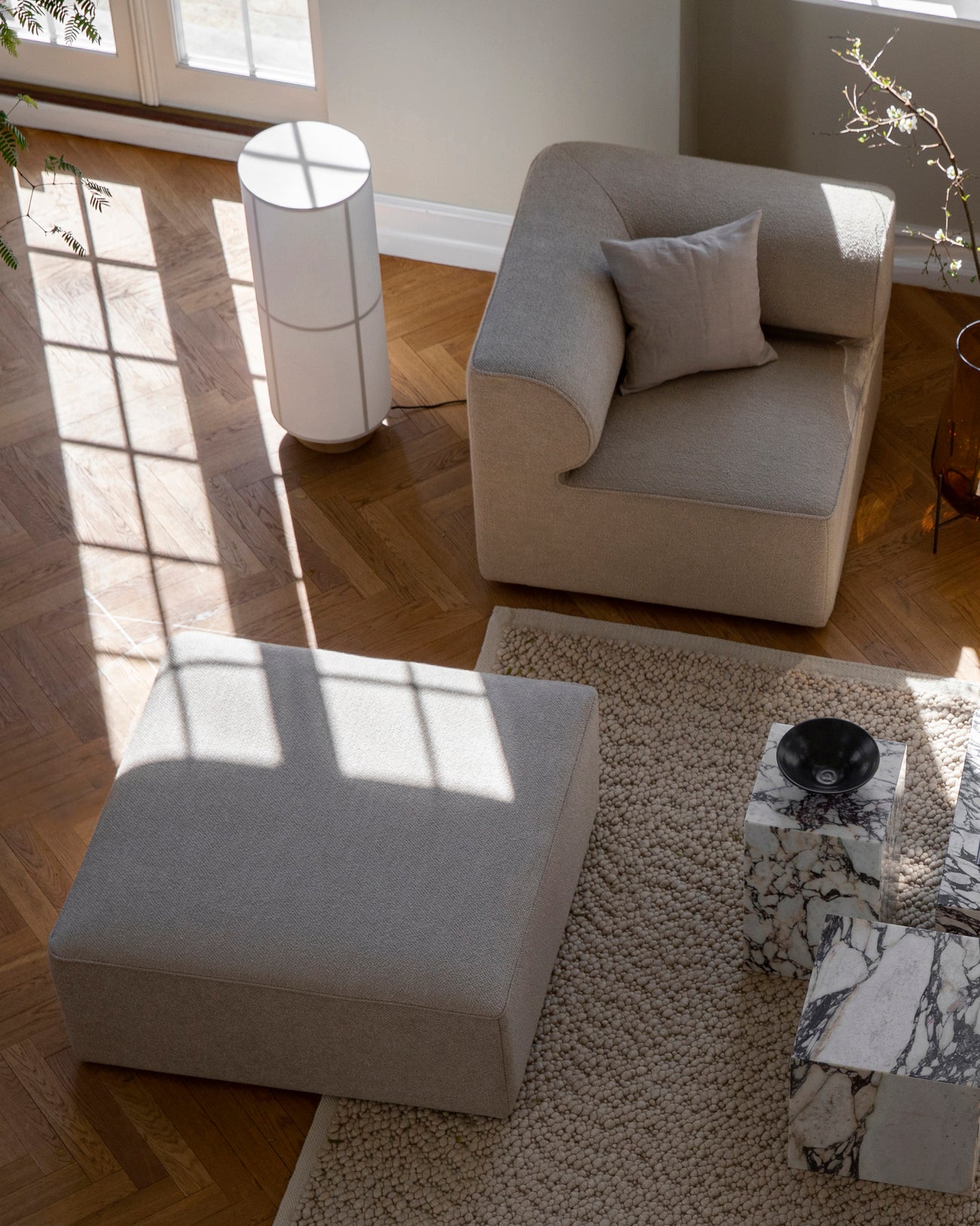 HASHIRA floor lamp with a linen shade and an ash base