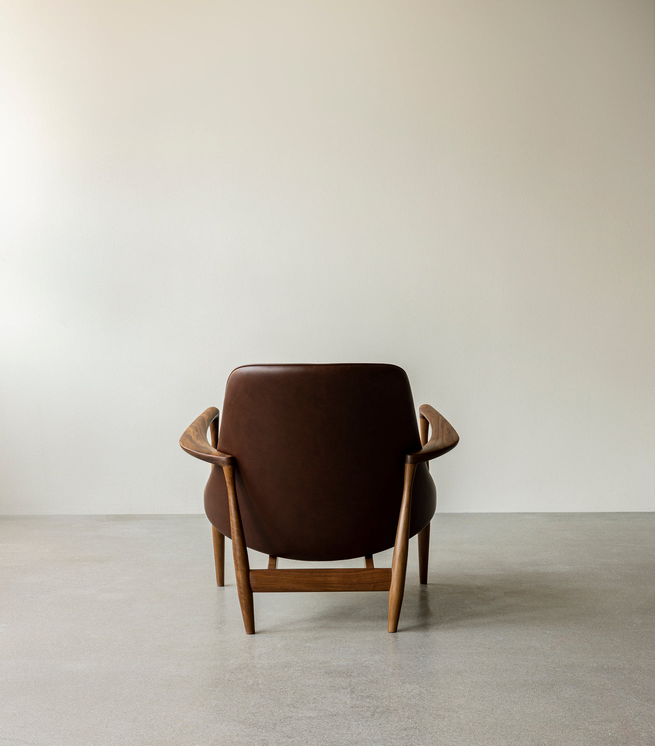 ELIZABETH armchair in cognac leather with walnut base
