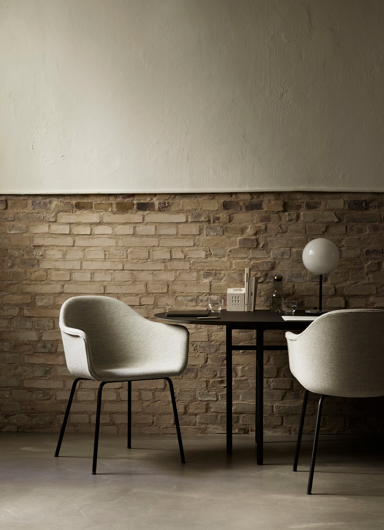 HARBOUR Armchair beige boucle with dark oak base