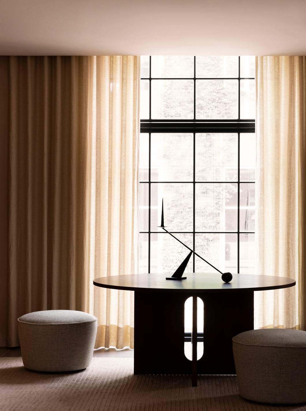 Round Table ANDROGYNE Gray Marble with Dark Oak Base