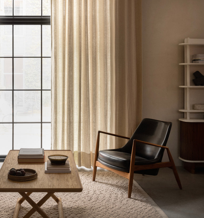 THE SEAL armchair black leather with oak base