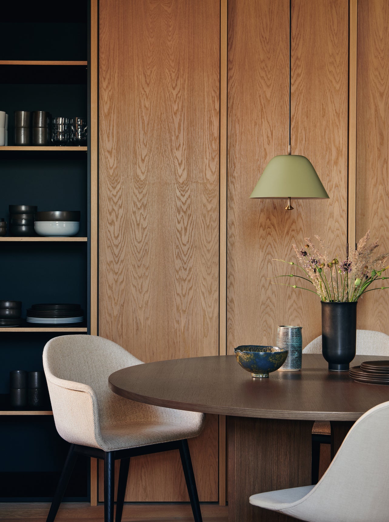 HARBOUR Armchair beige boucle with dark oak base