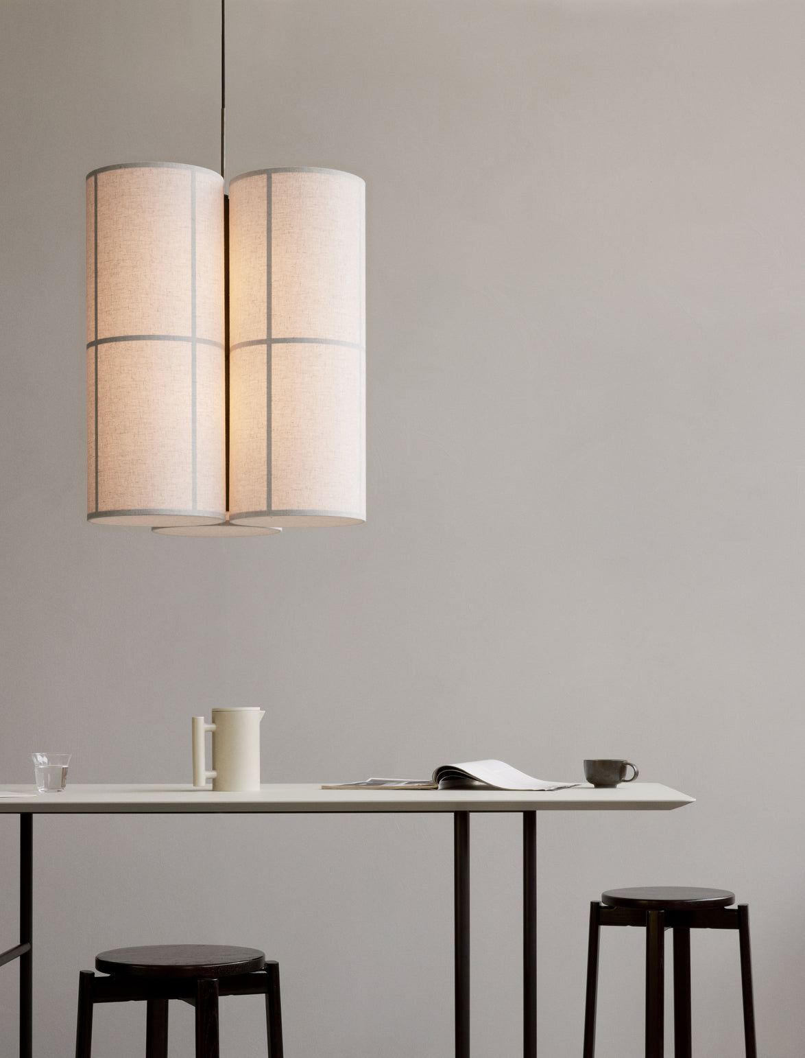 Hocker PASSAGE aus Eichenholz mit blauer Sitzfläche