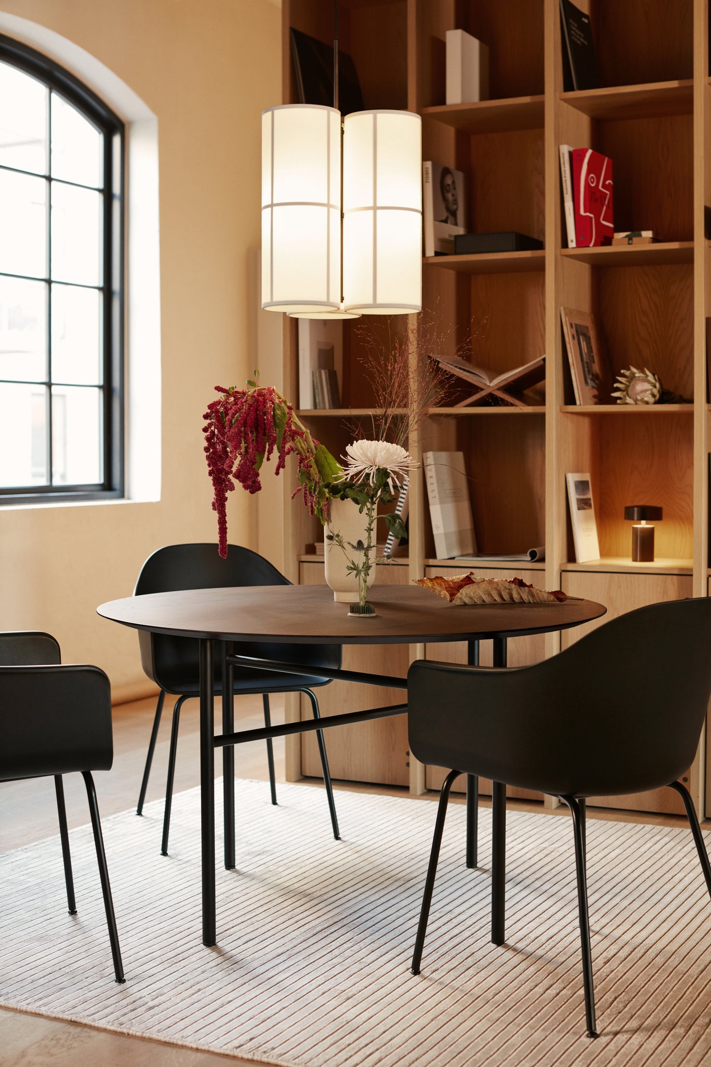 Round table SNAREGADE dark oak veneer