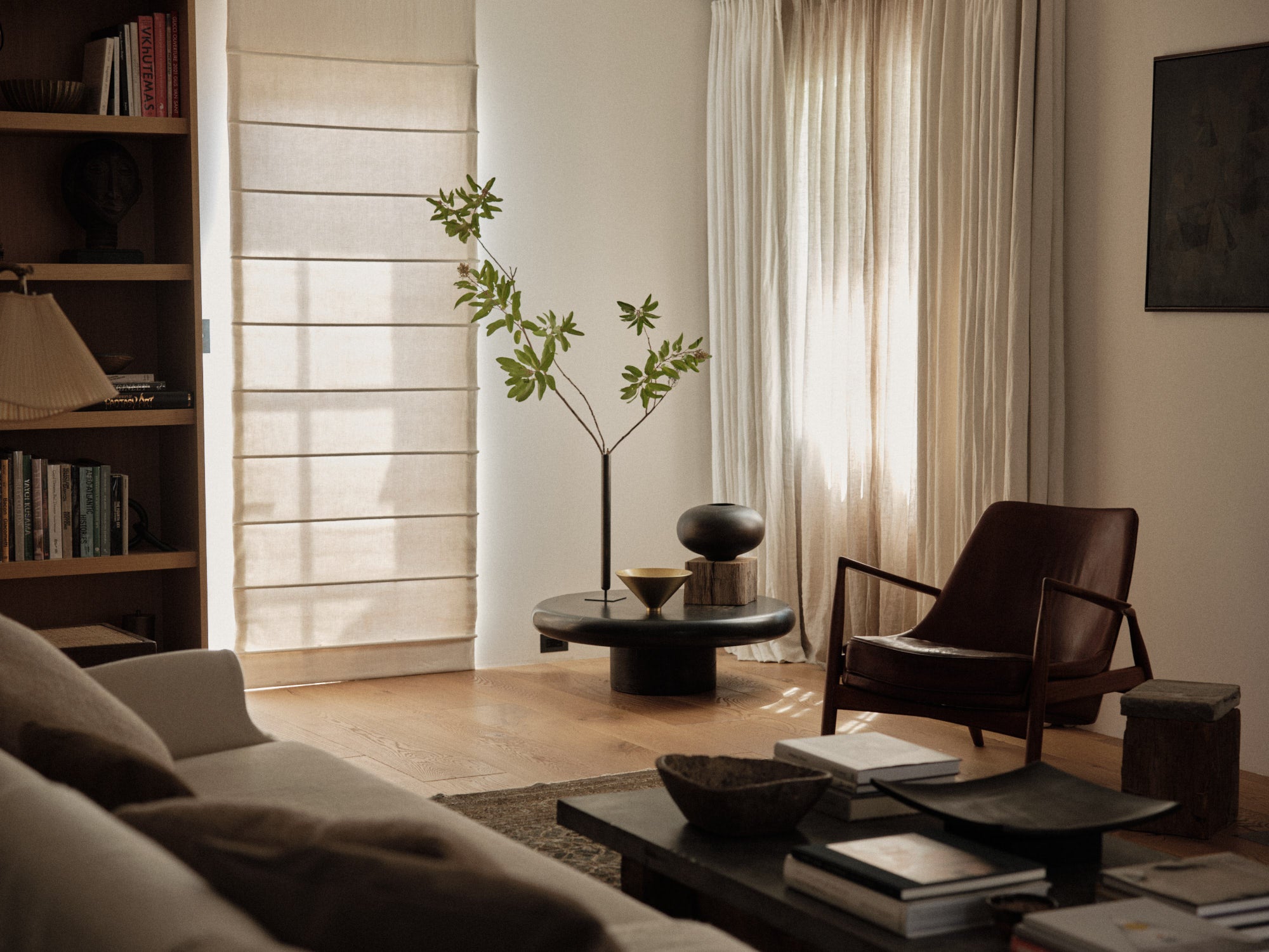 THE SEAL armchair black leather with oak base