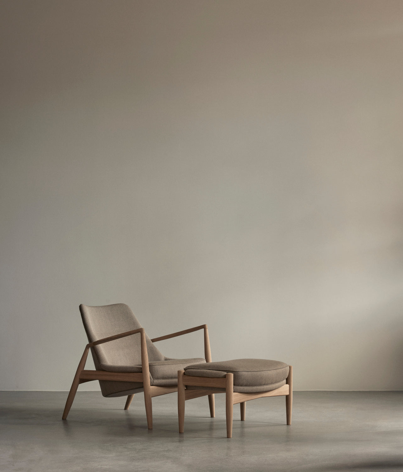 THE SEAL gray footrest with walnut base