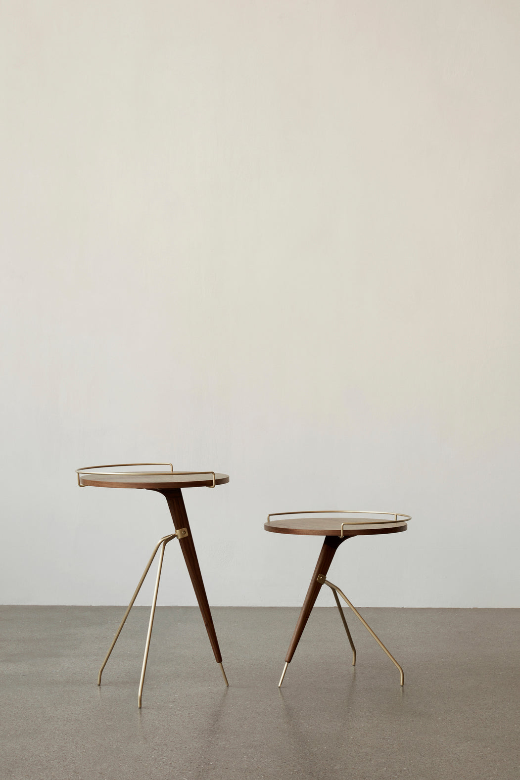 Bijzettafel UMANOFF van notenhout met messing afwerking