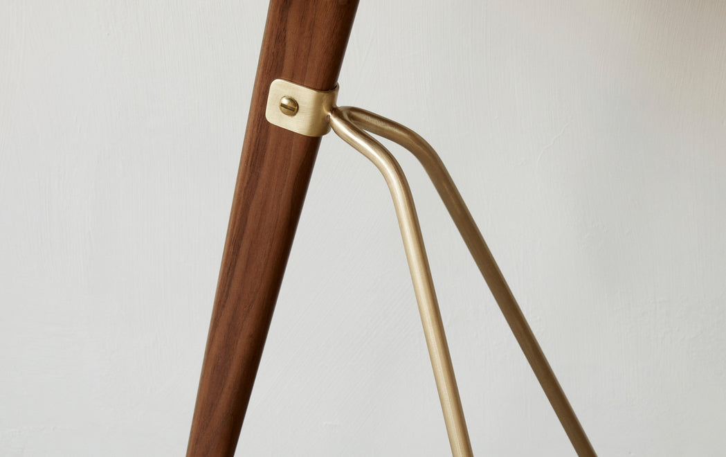 Bijzettafel UMANOFF van notenhout met messing afwerking