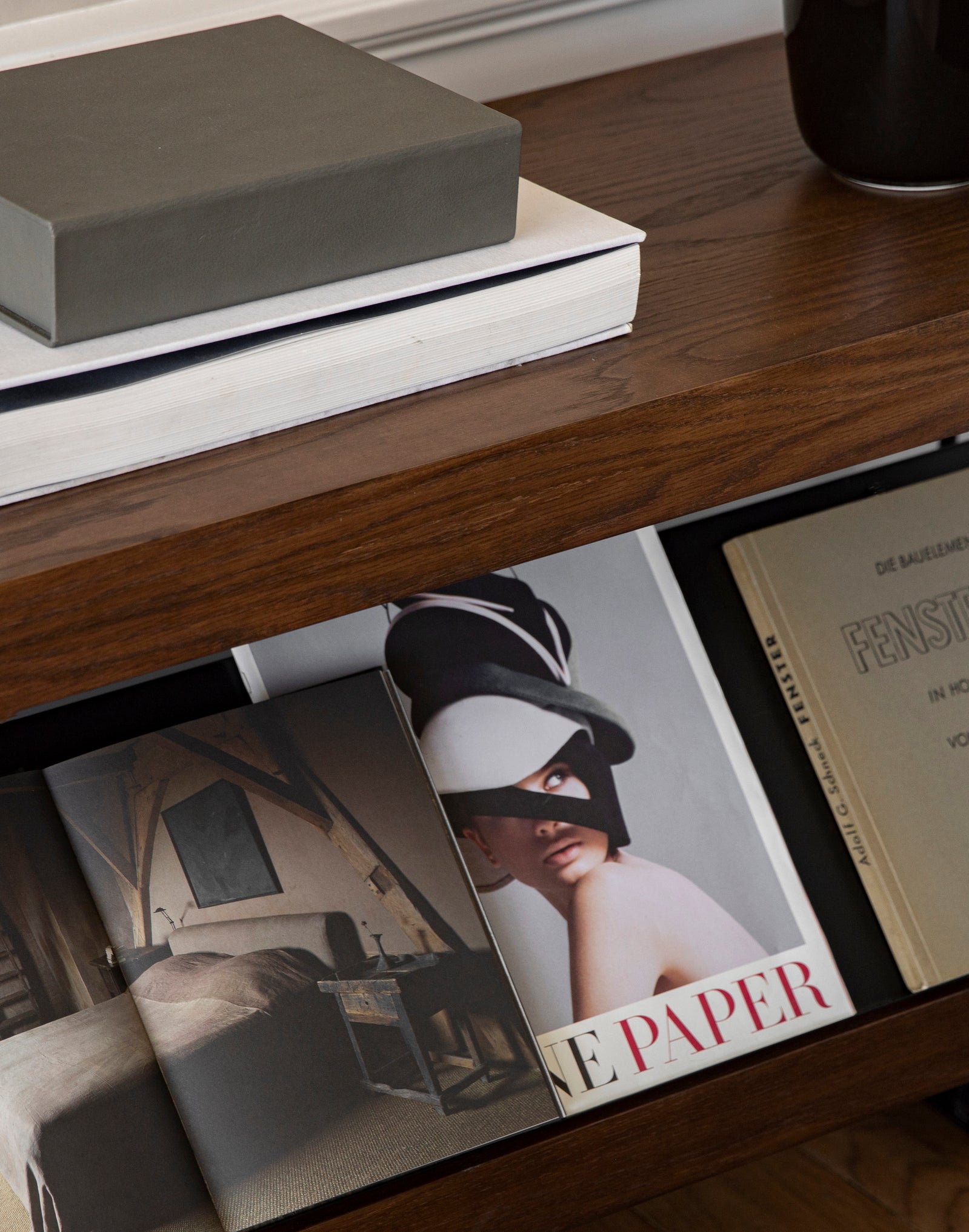 ZET Bücherregal aus dunklem Eichenholz mit schwarzem Rahmen