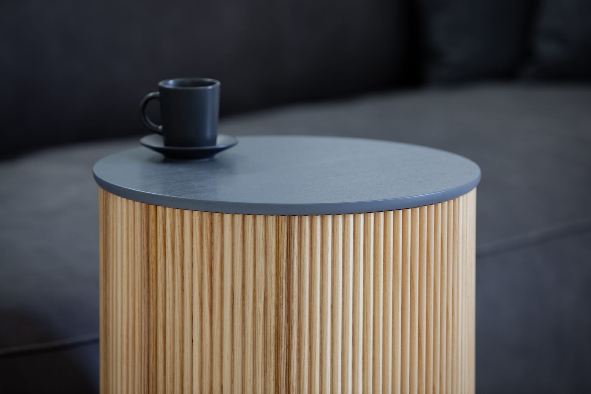 Couchtisch RILL Eichenfurnier mit schwarzer Tischplatte