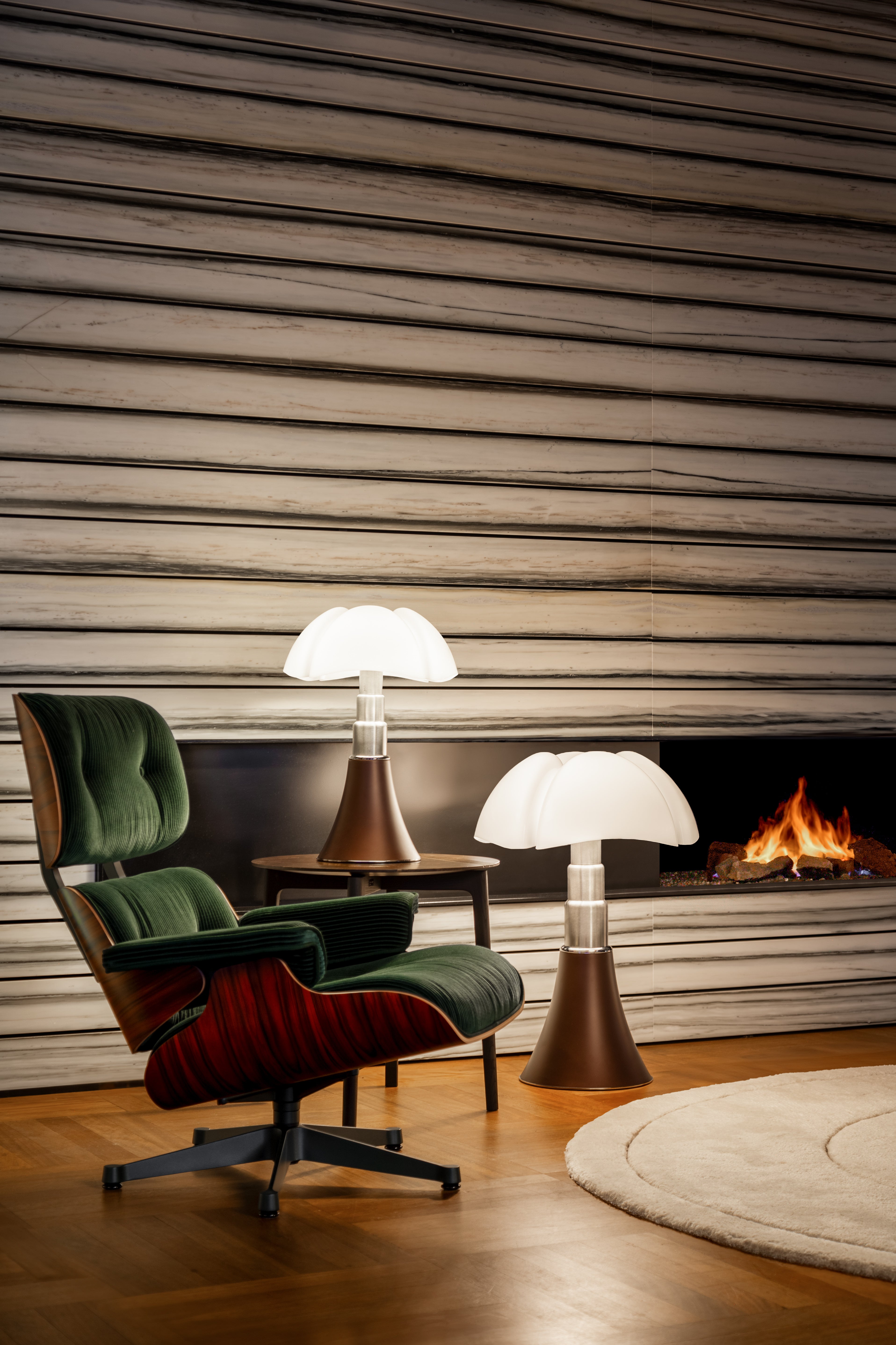 Tafellamp PIPISTRELLO MEDIUM met opaal glazen kap en een matte bronzen voet