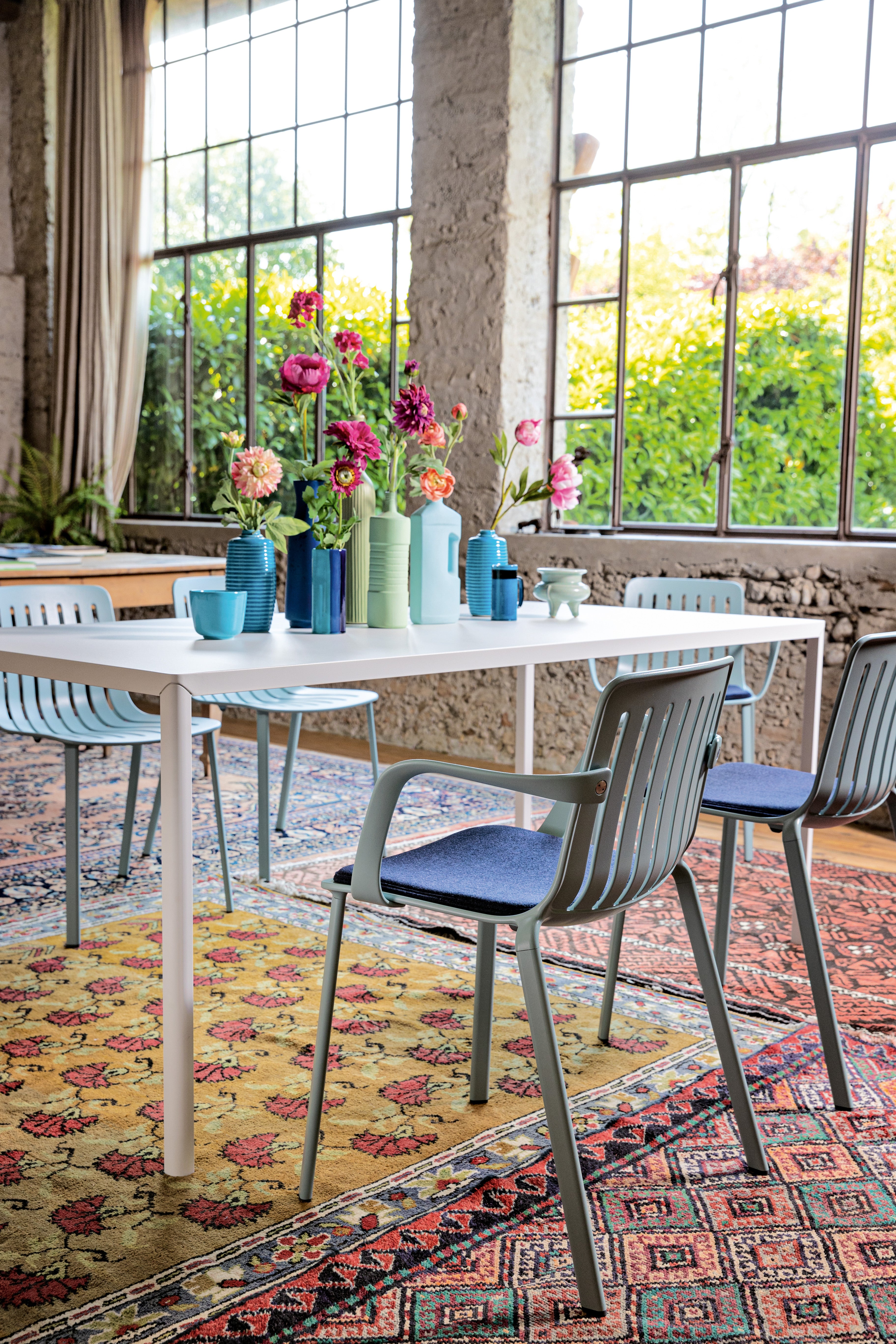 External chair with plato gray armrests