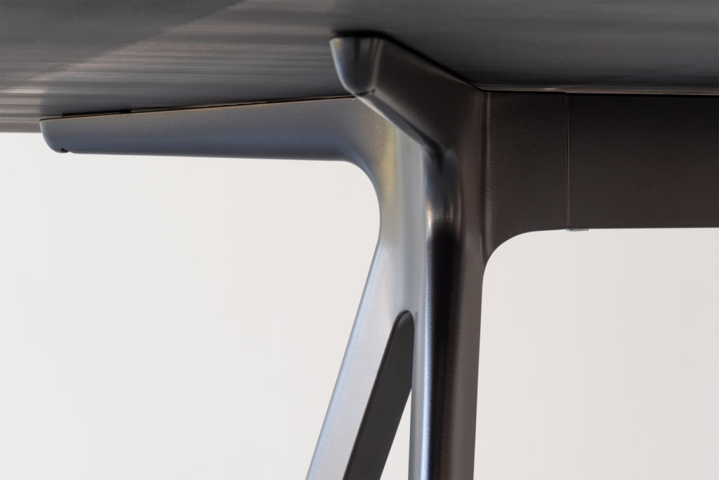 BAGUETTE Tisch mit schwarzem Aluminiumgestell