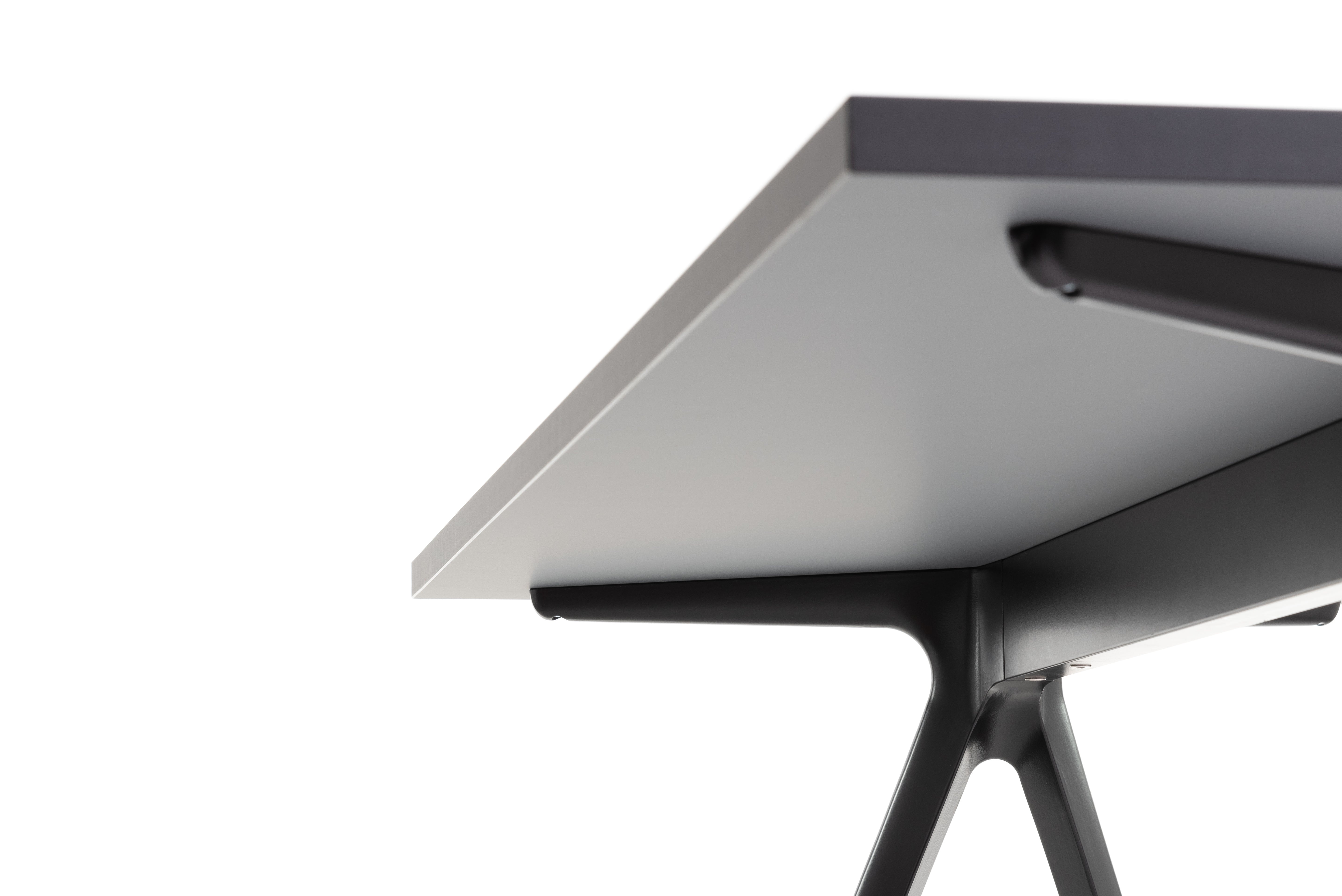 BAGUETTE Schreibtisch schwarz mit schwarzem Untergestell