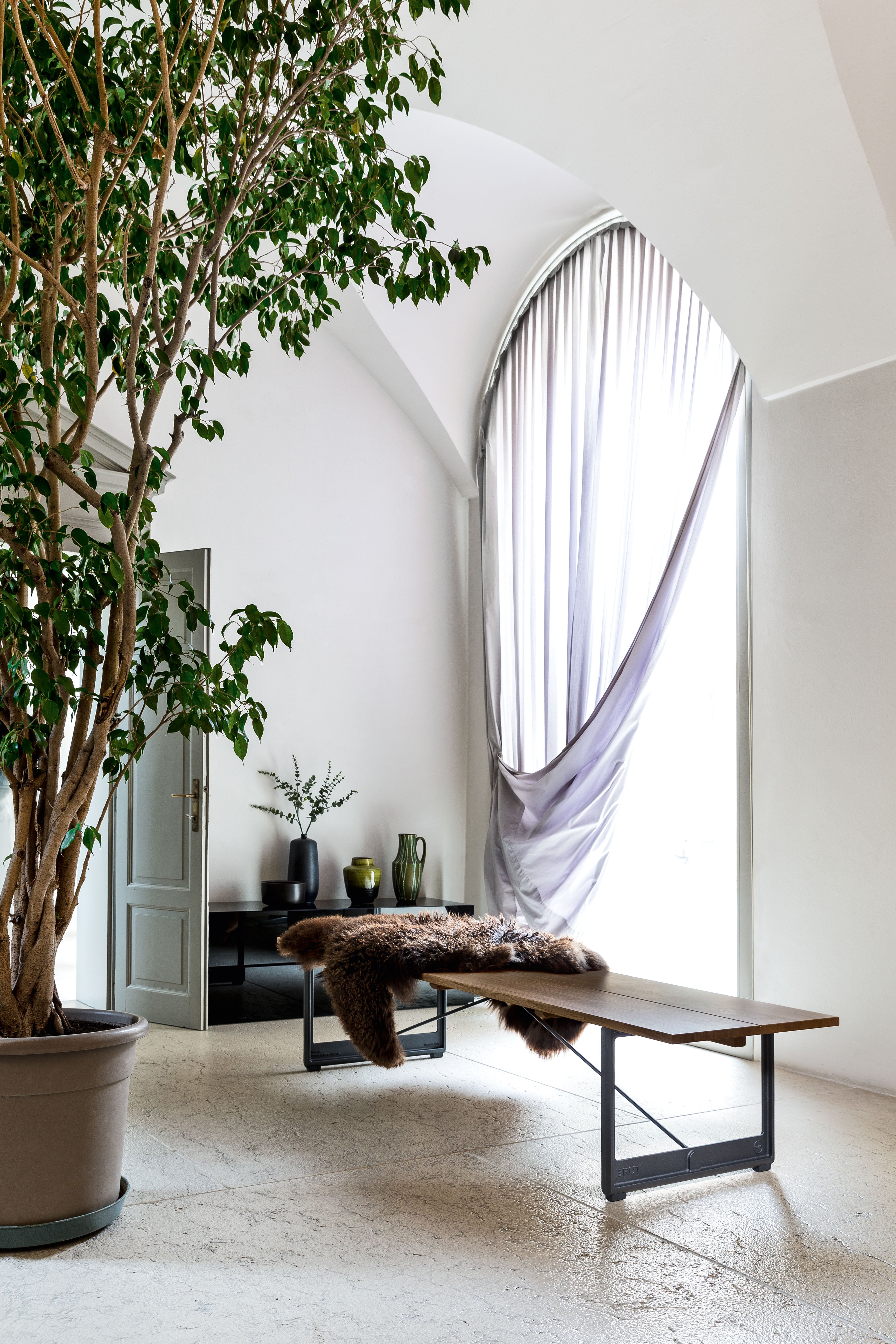 Bank BRUT van eikenhout met een rode basis