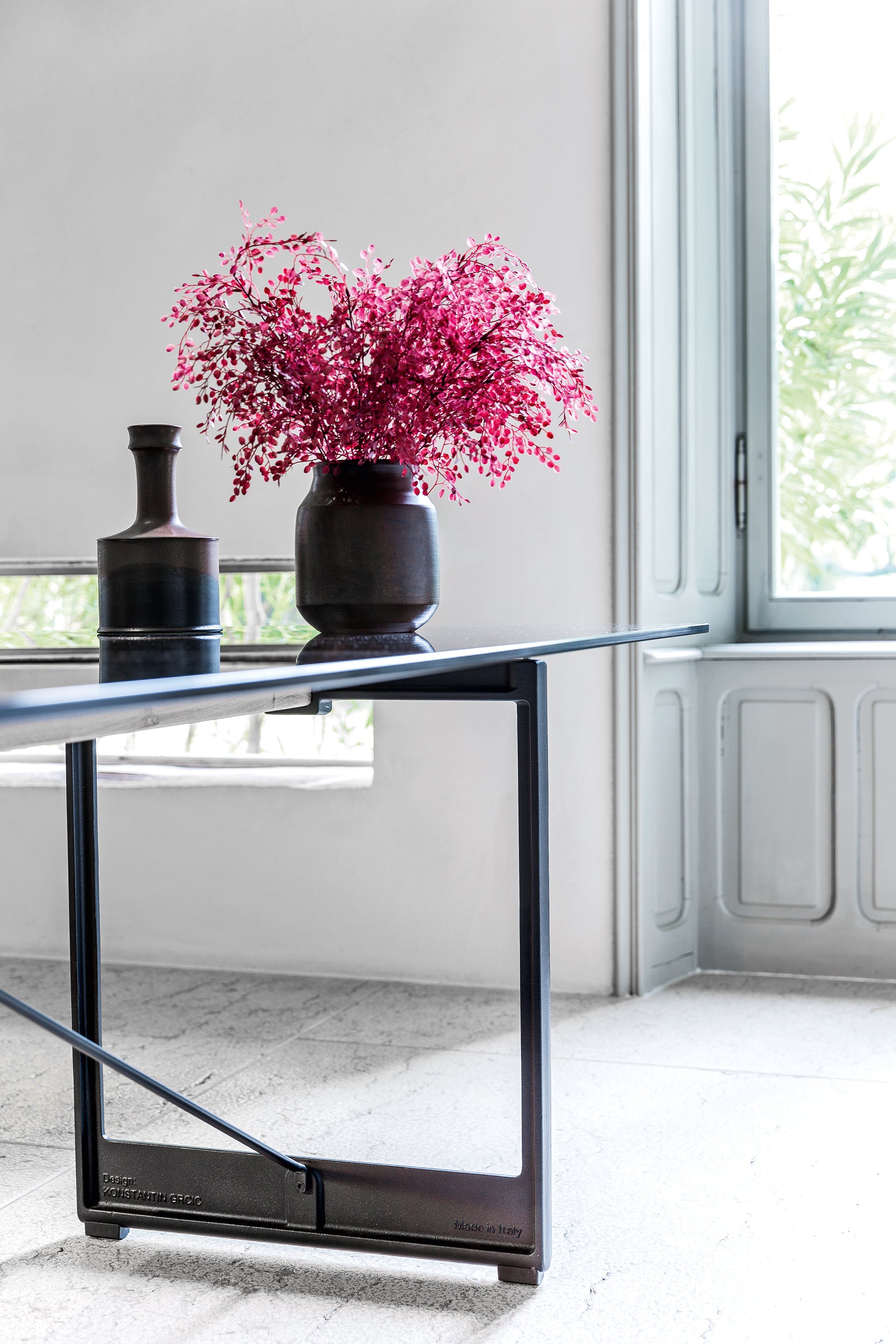 BRUT table with turquoise base