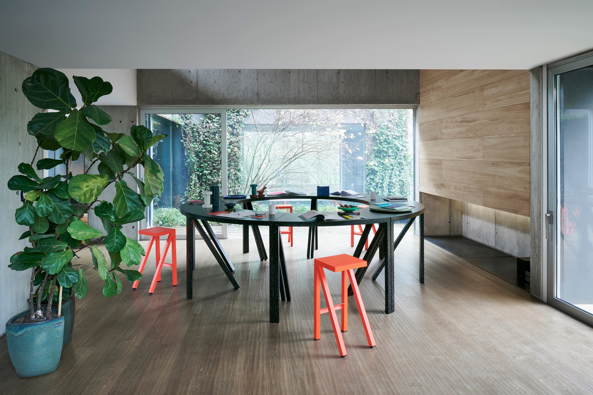 Round table MILA with a black steel base