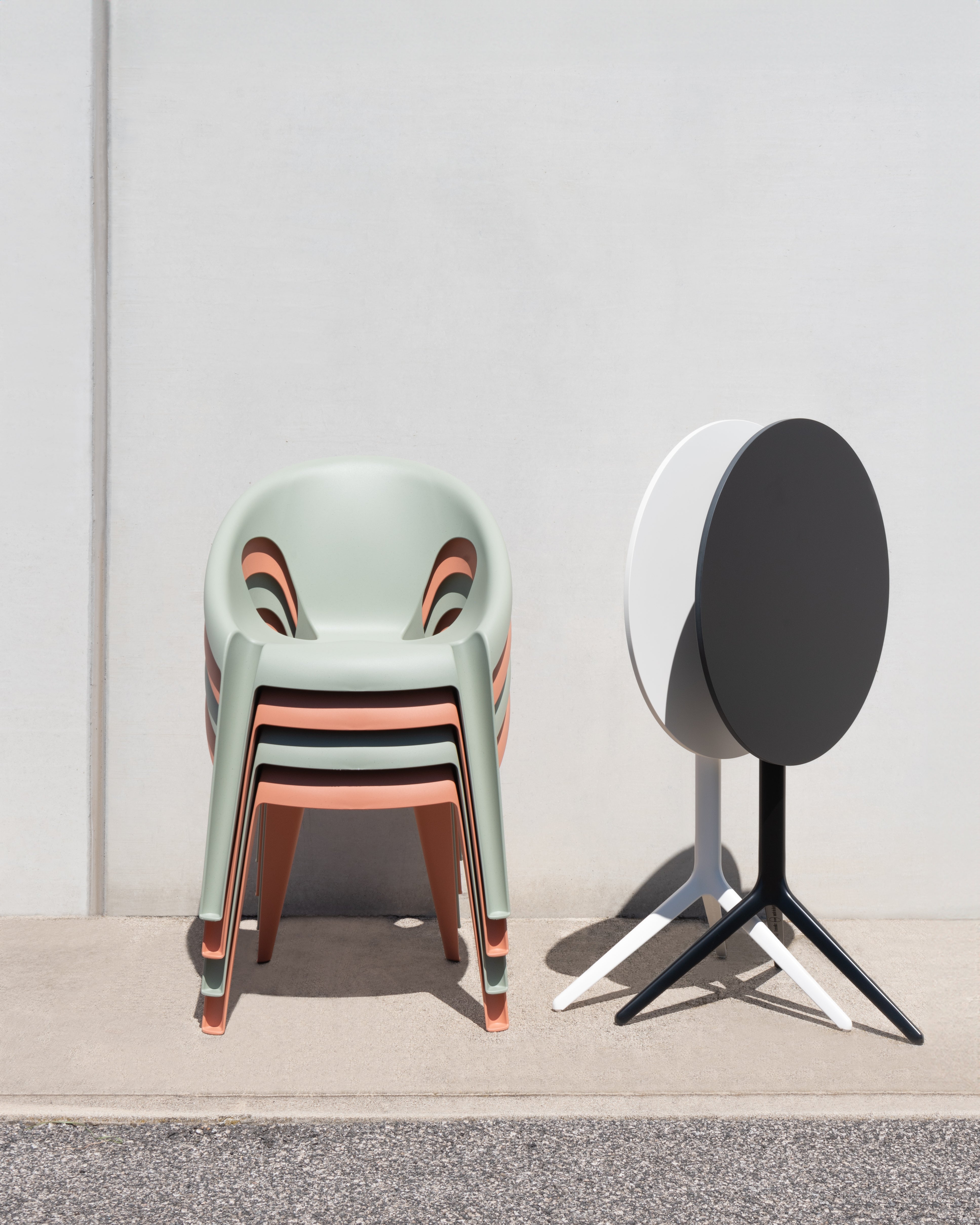 Round outdoor table CENTRAL black