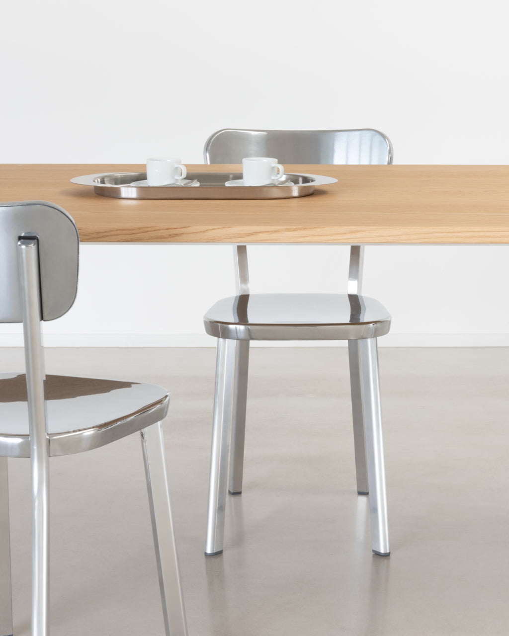 BAGUETTE Tisch mit poliertem Aluminiumgestell