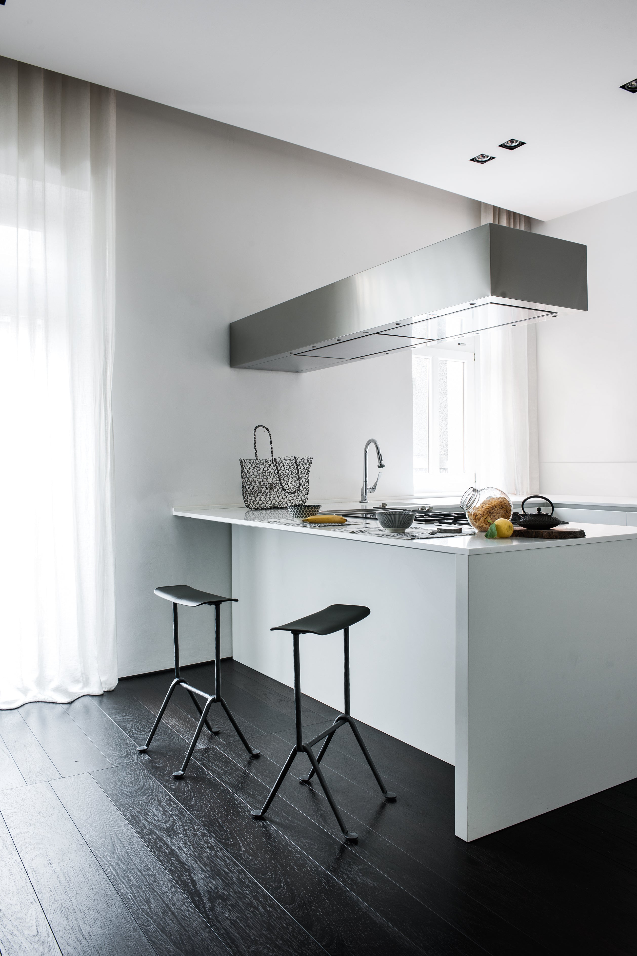 OFFICINA bar stool with anthracite base and black seat