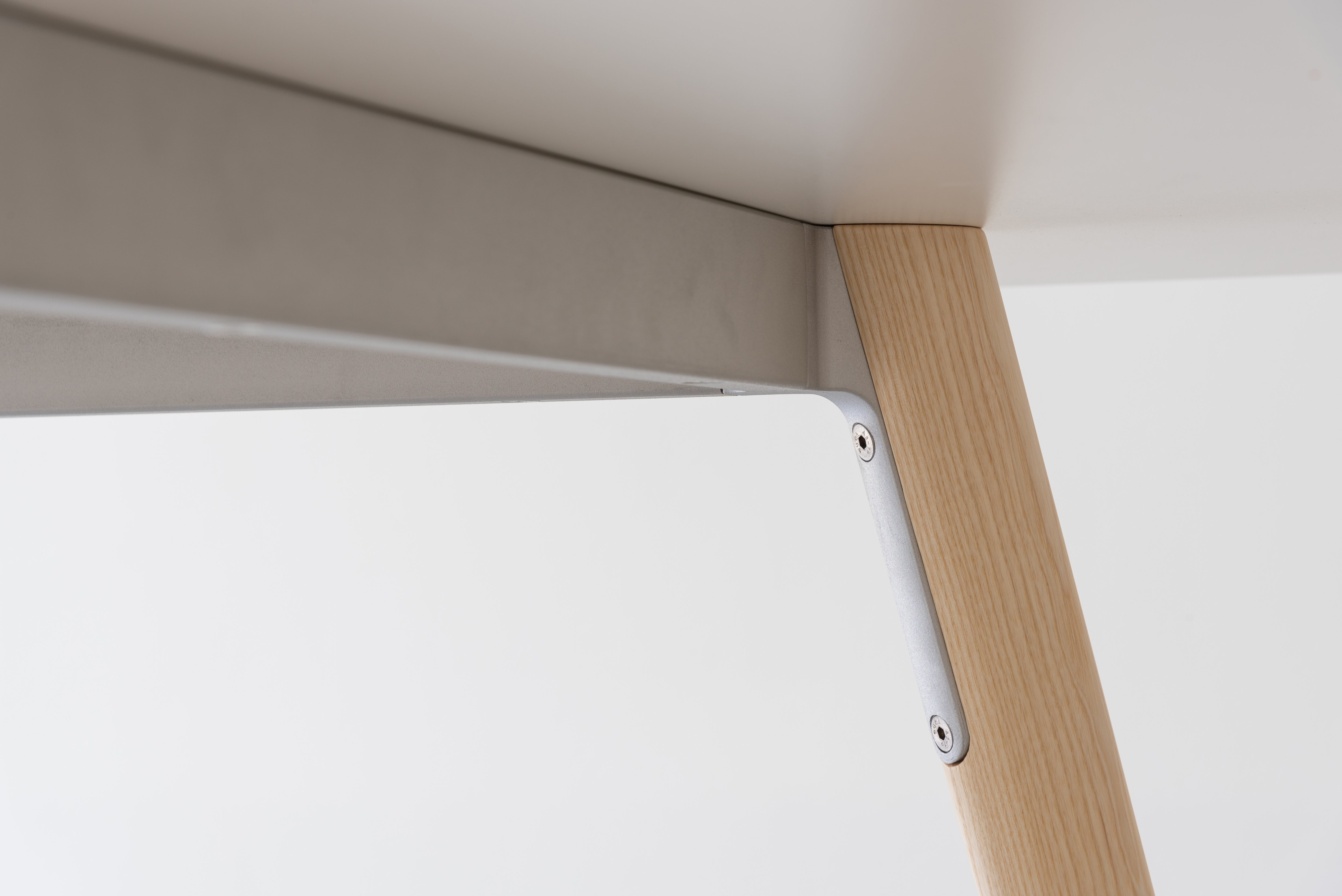 Tafel PILO met witte blad en essen basis