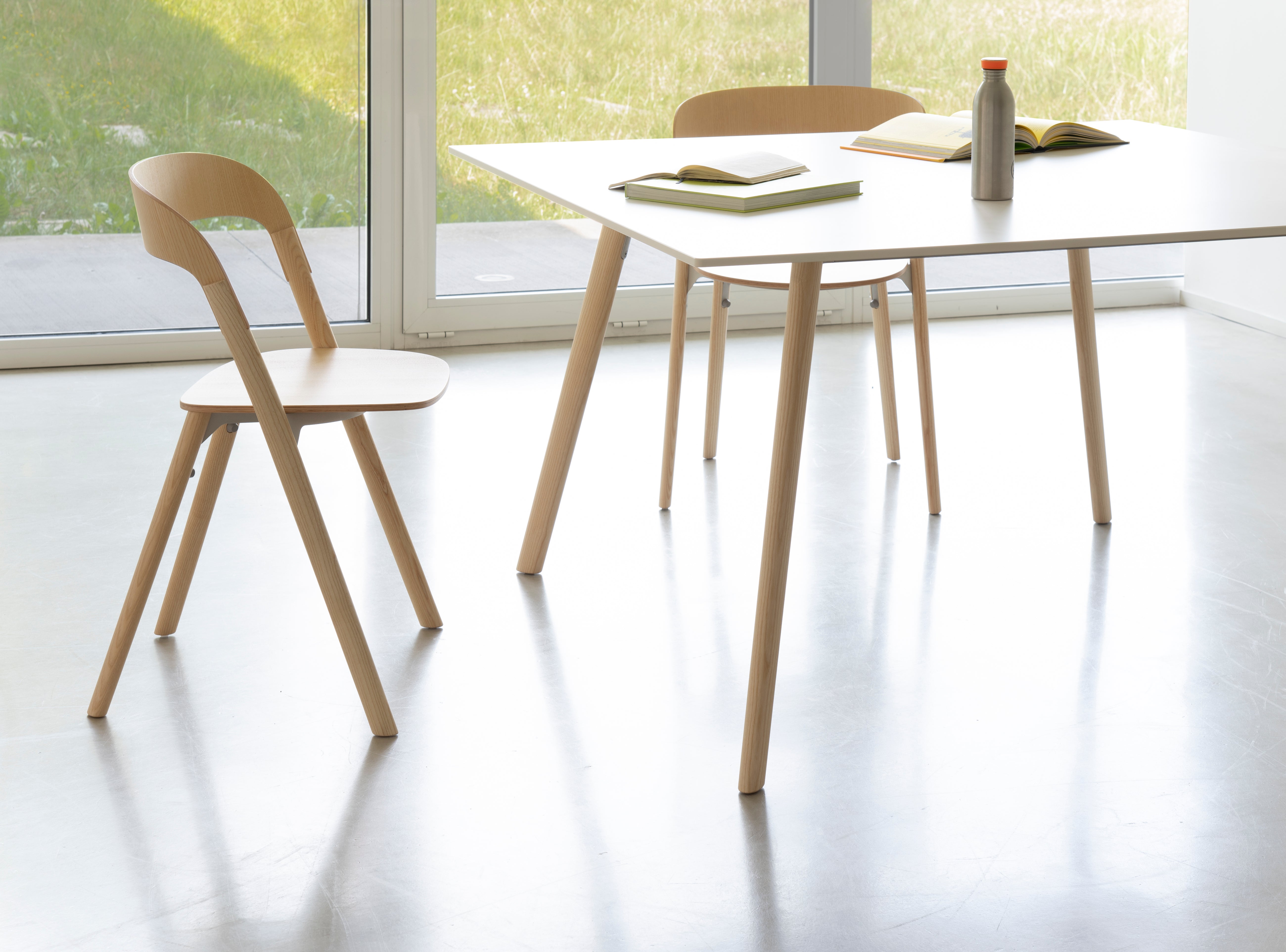 Tafel PILO met witte blad en essen basis