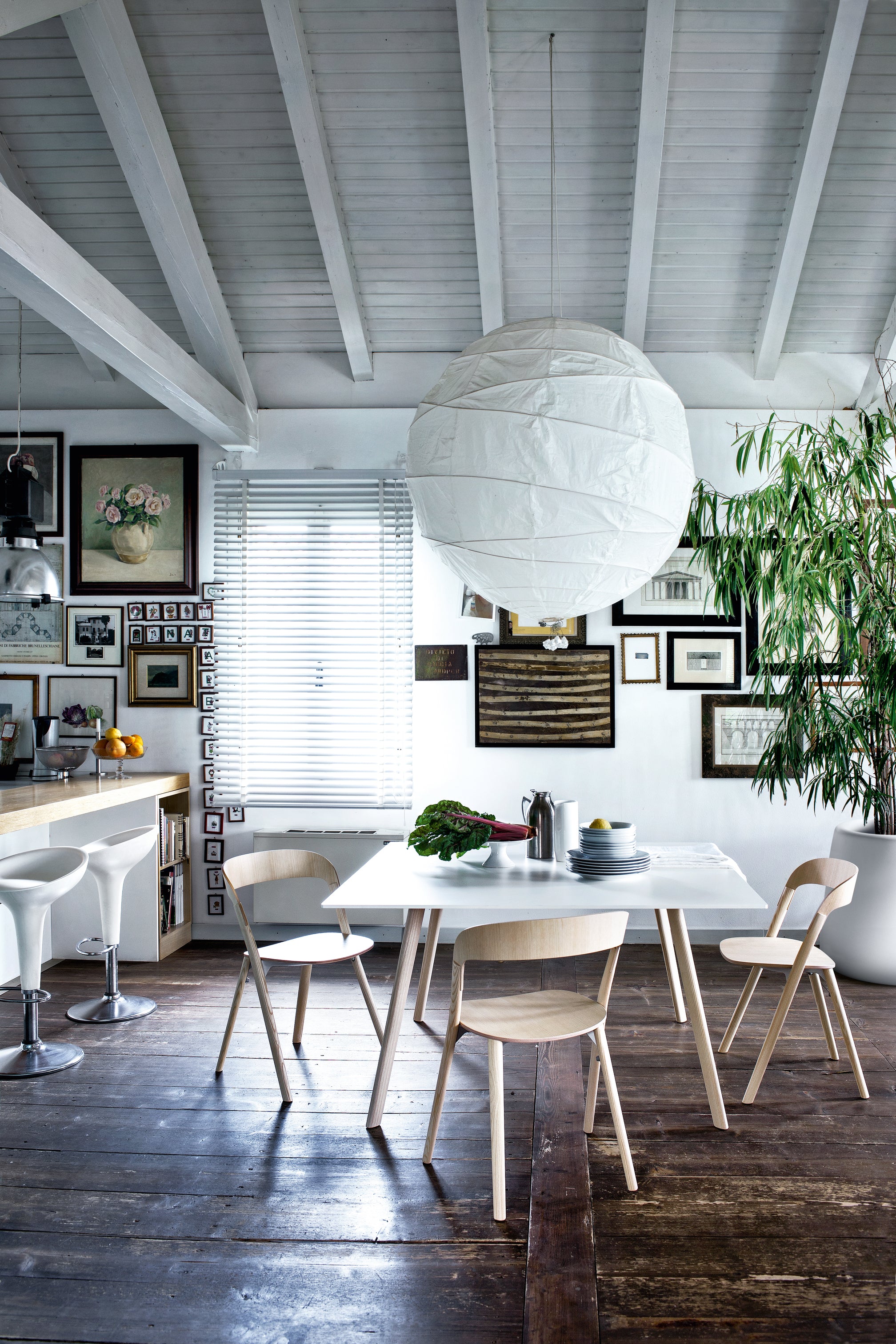 Tafel PILO met witte blad en essen basis