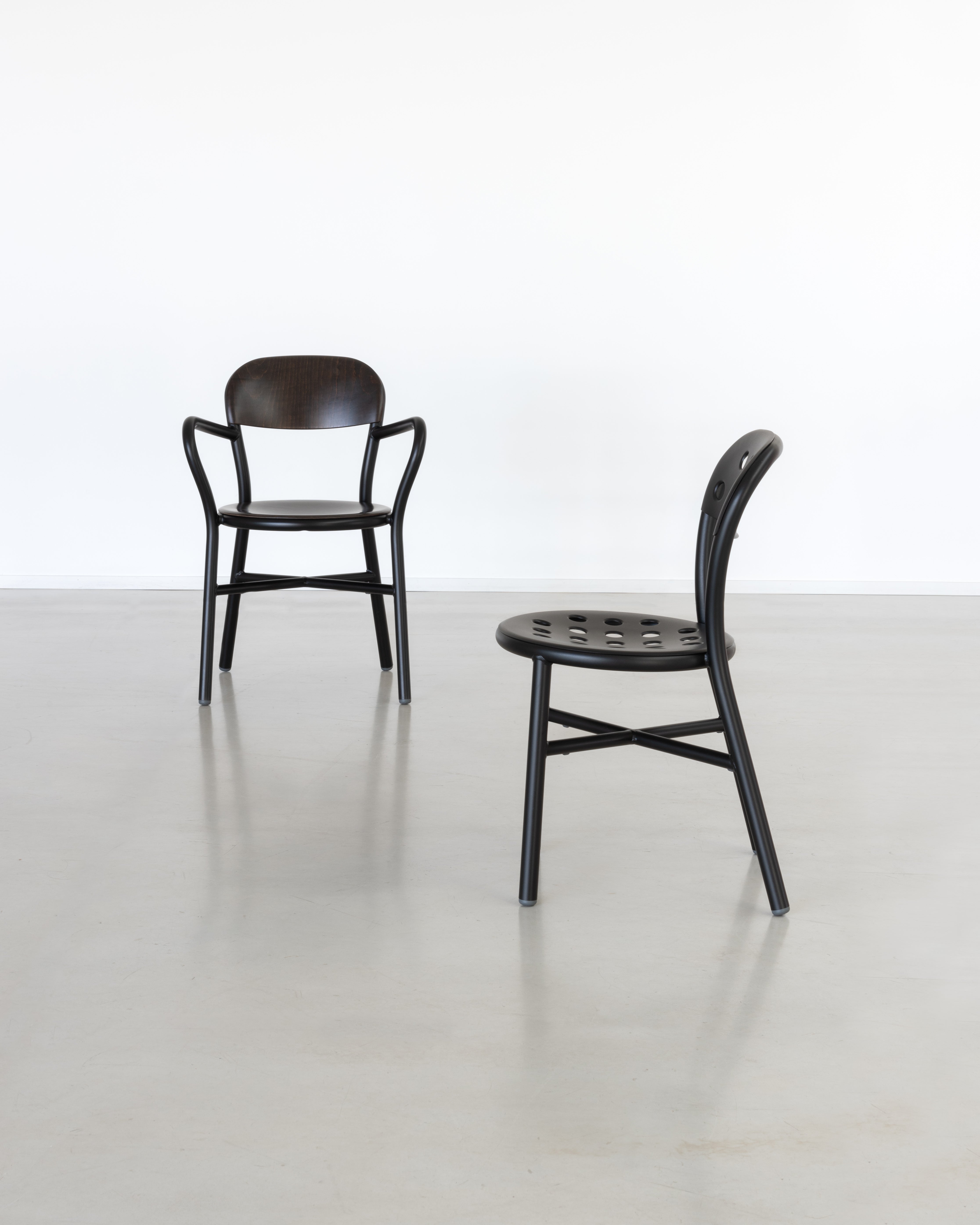 Stoel met armleuningen PIPE donker beukenhout