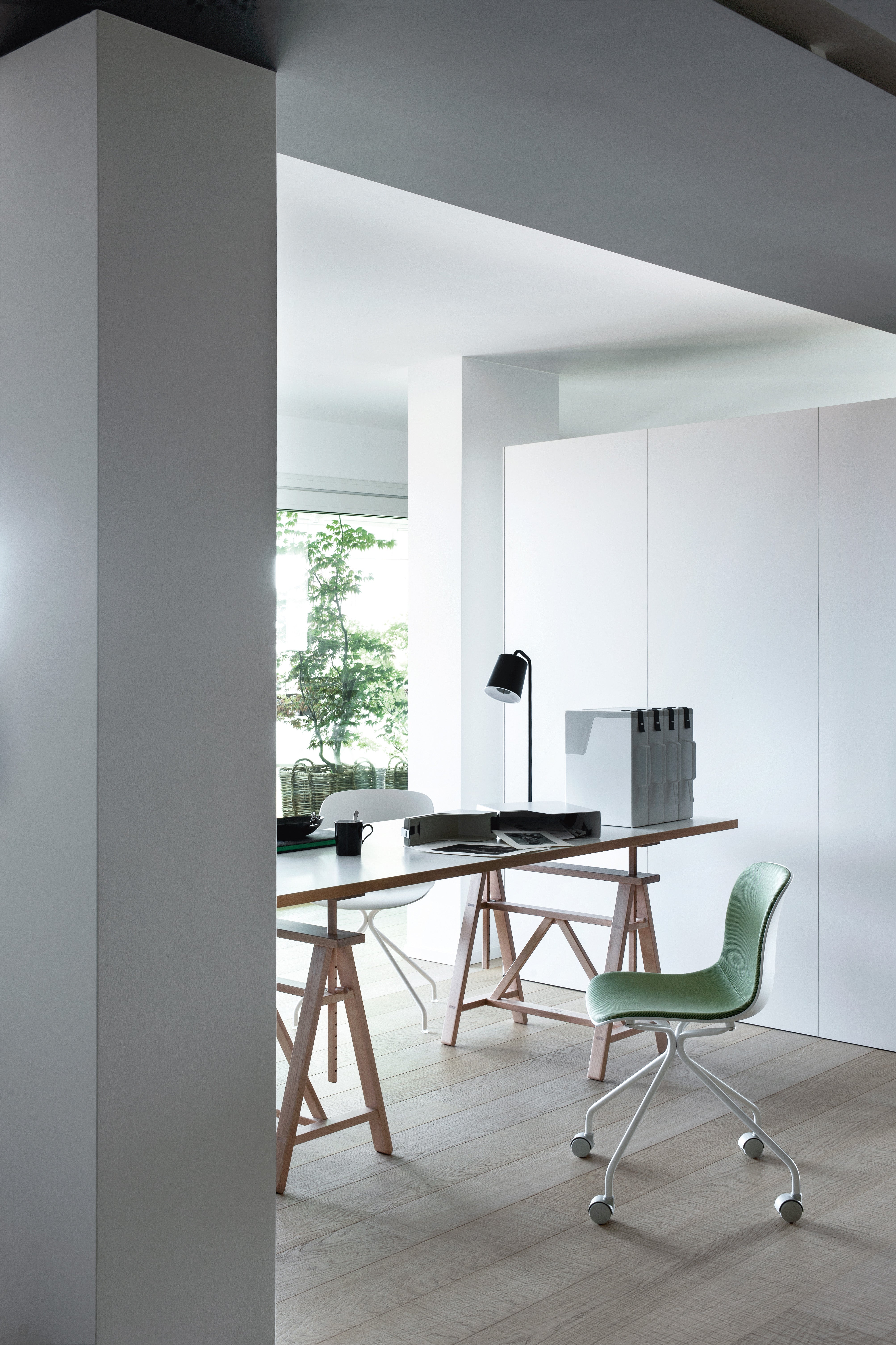 Verstelbare tafel TEATRO met witte blad en houten basis