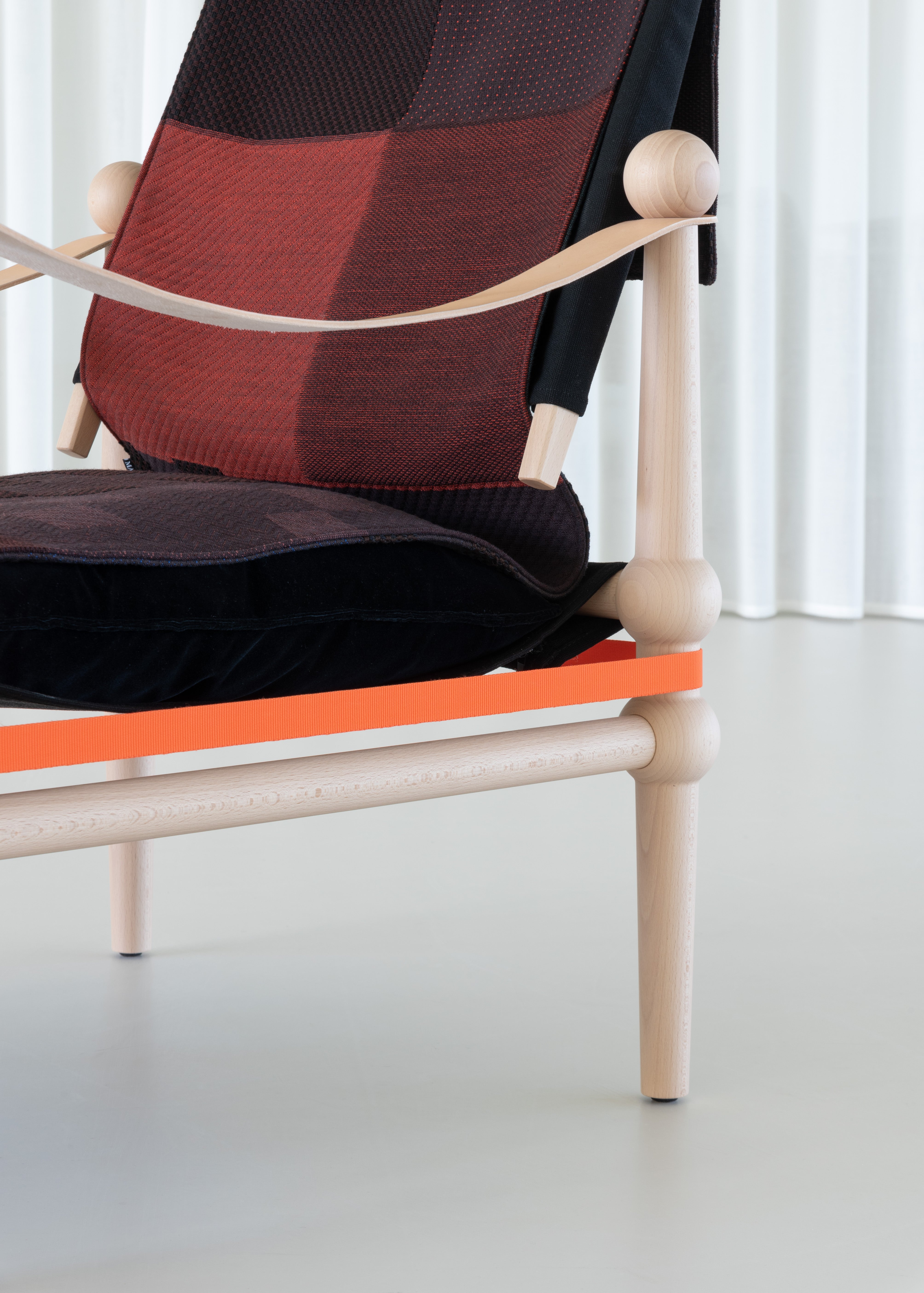 TWAIN armchair with a brown-purple blanket and a light beech base