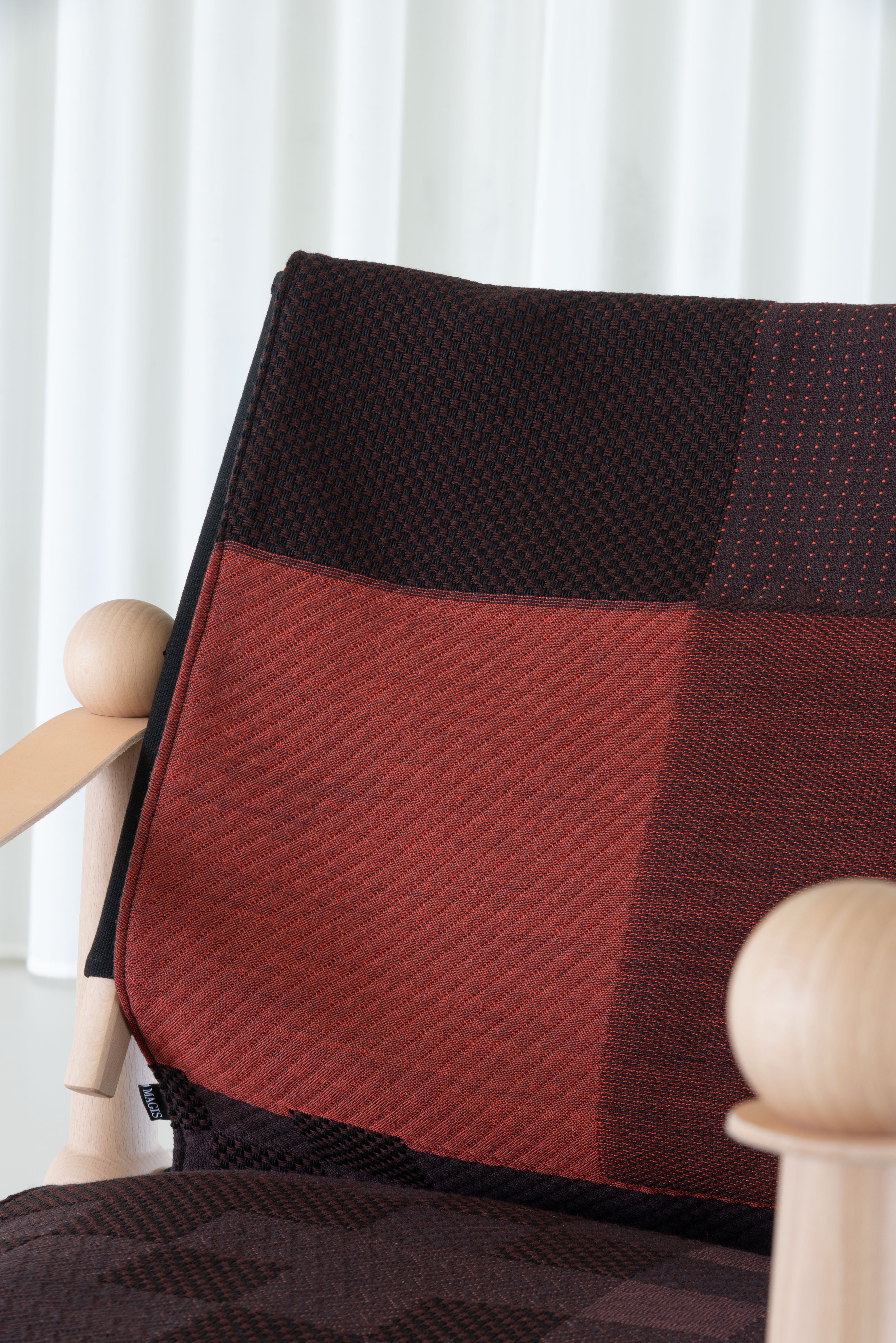 TWAIN armchair with a brown-purple blanket and a light beech base