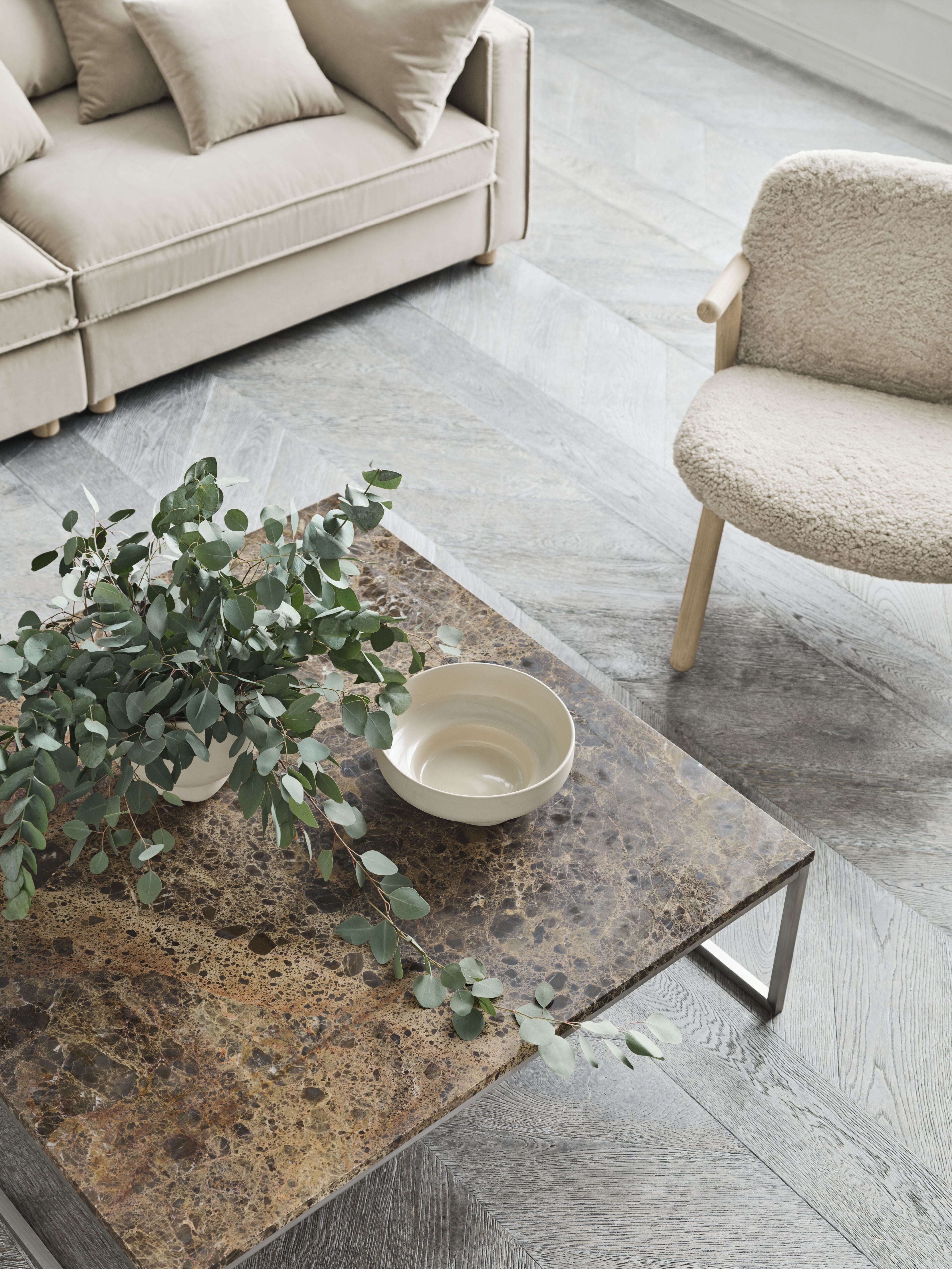 Fauteuil COSH met een basis van donker eikenhout