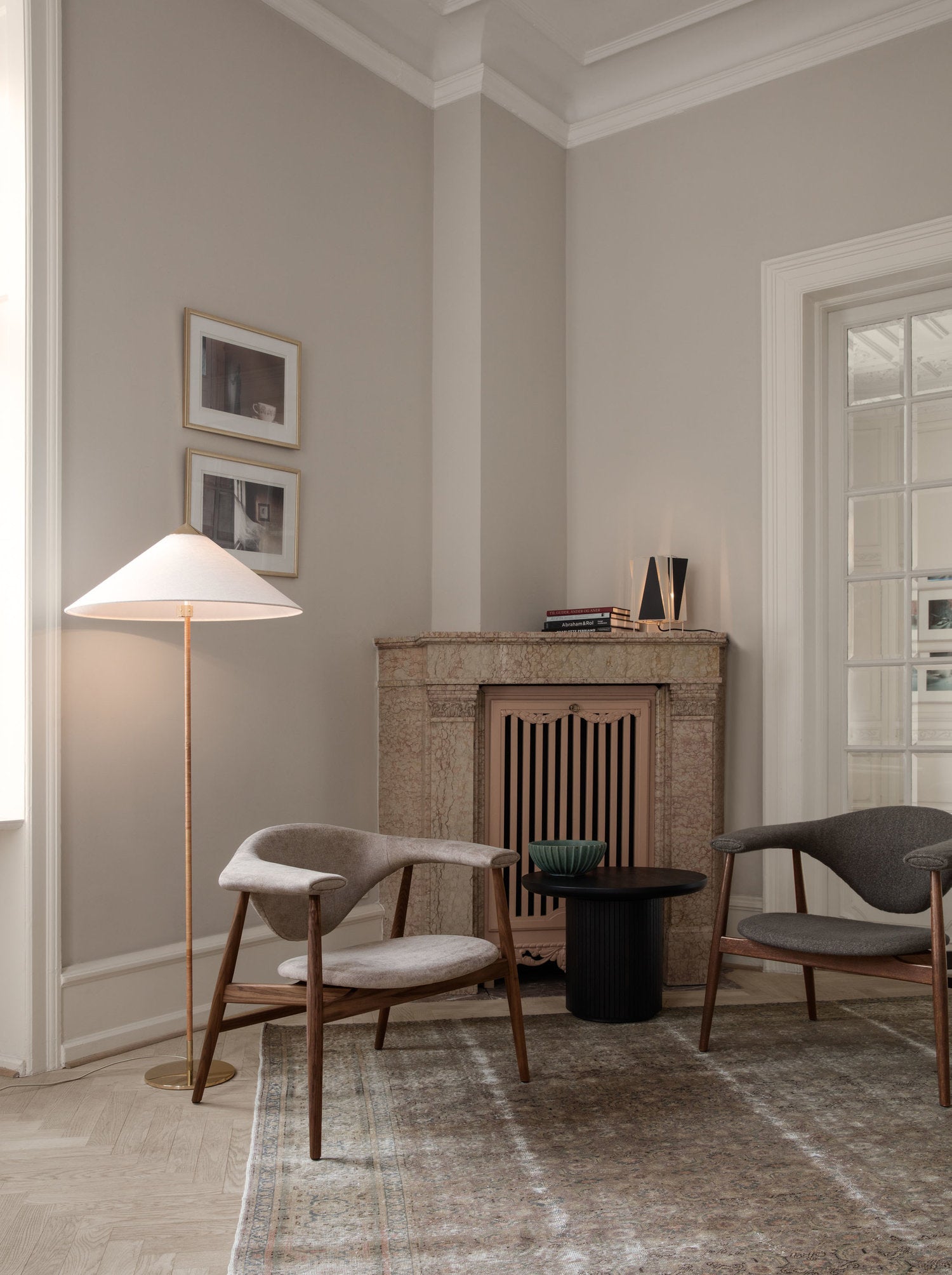 Fauteuil MASCULO gestoffeerd met een notenhouten basis