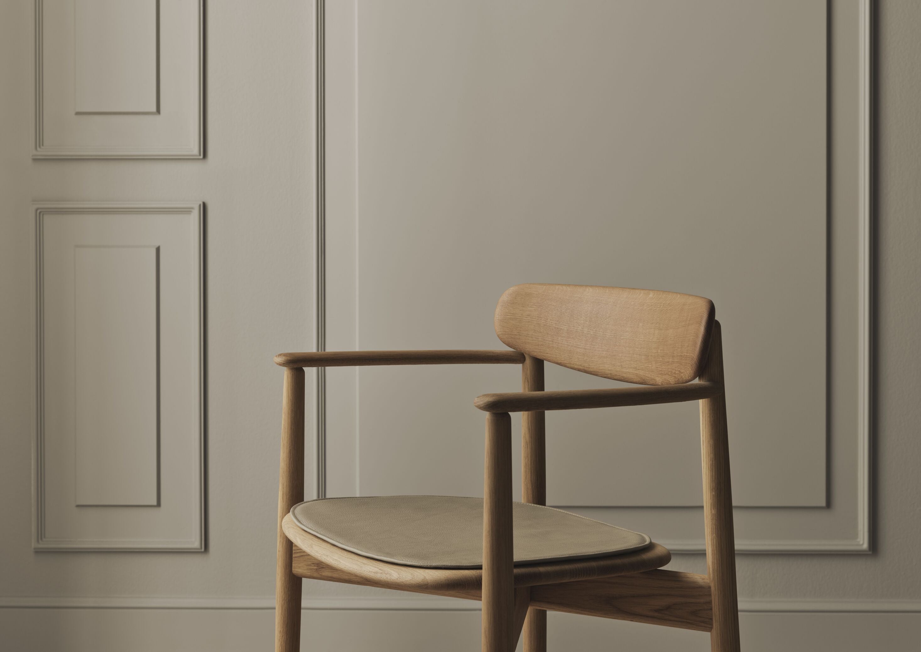 Stoel met armleuningen MERGE donker eikenhout