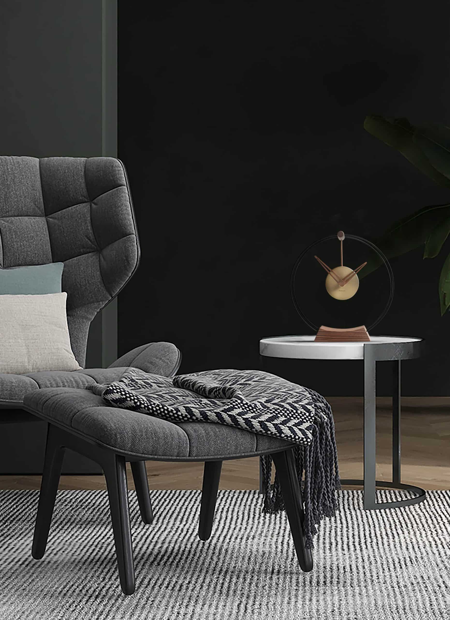 Tafelklok AIRE MINI van notenhout met messing afwerking