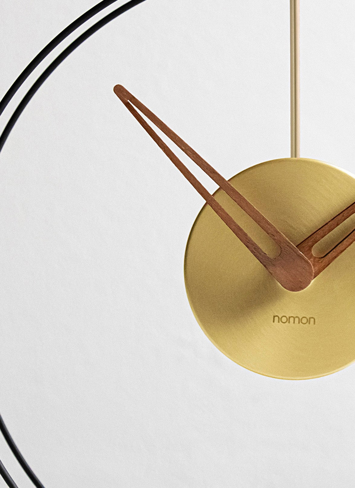 Tafelklok AIRE MINI van notenhout met messing afwerking