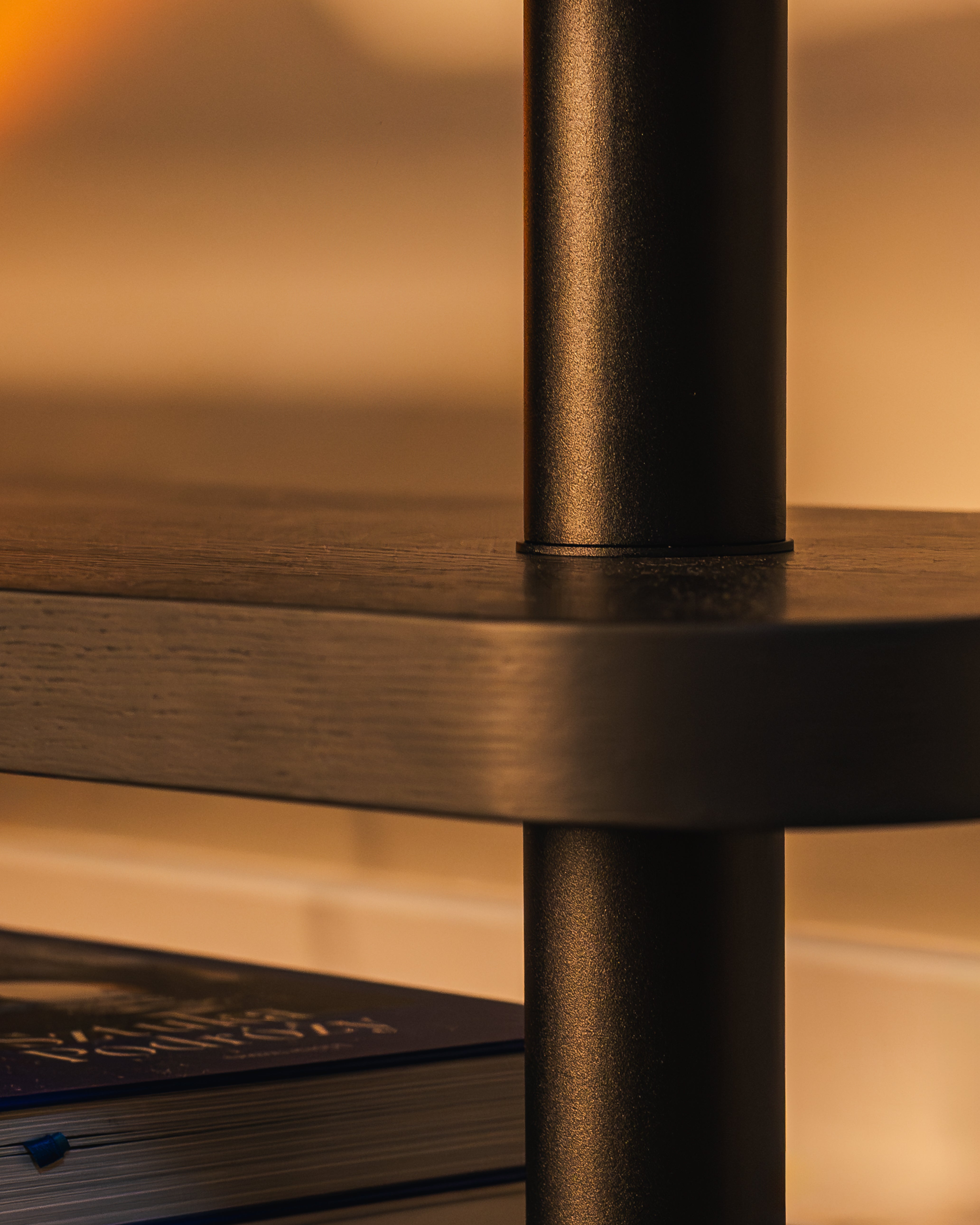 Modulaire kast in zwart fineer met zwarte elementen