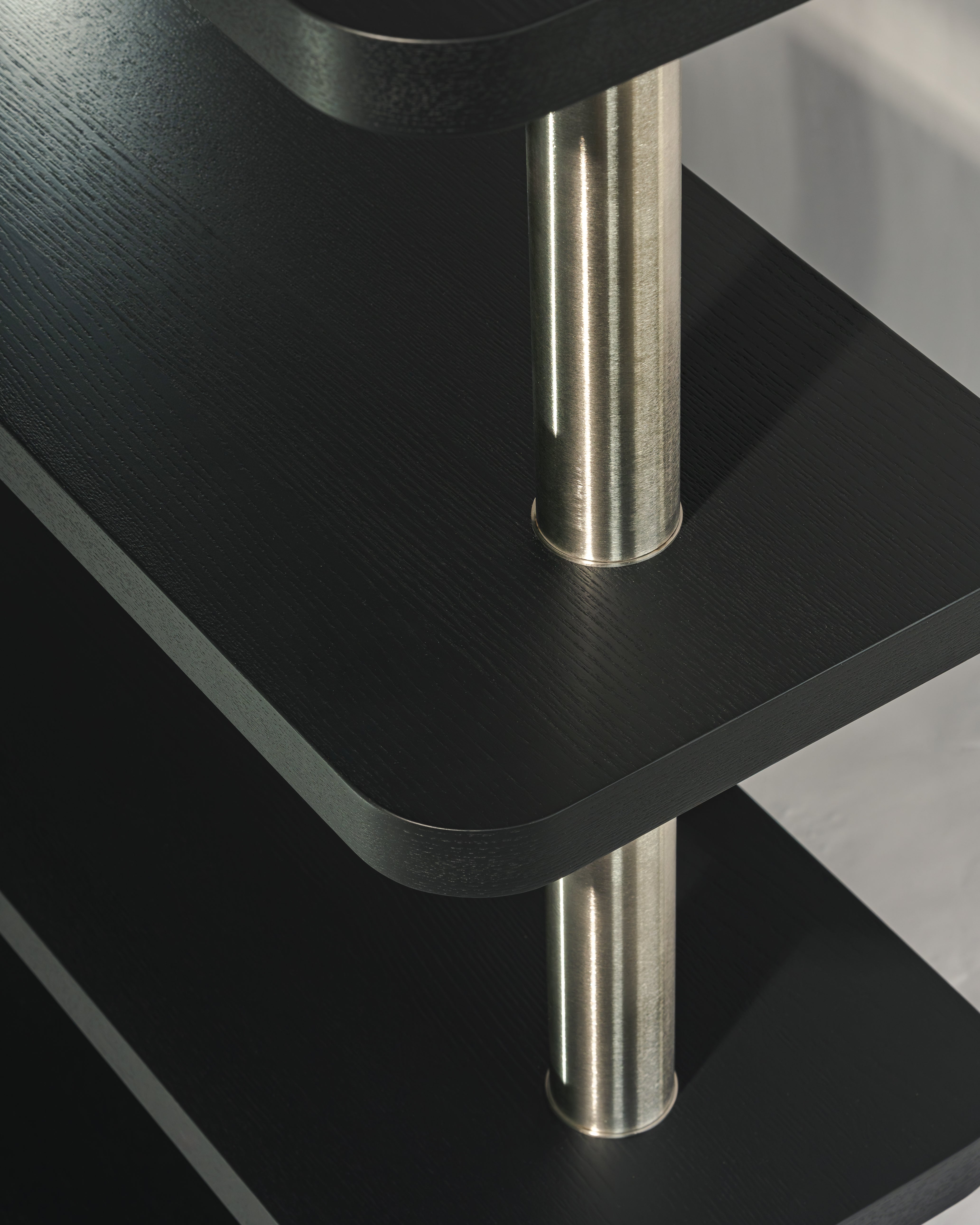 Modulaire kast in zwart fineer met stalen elementen