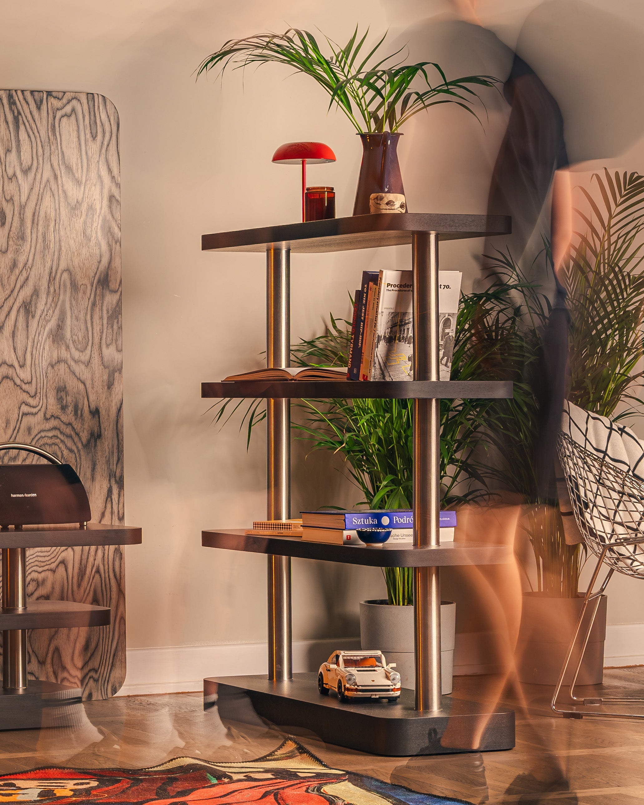 Modulaire kast in zwart fineer met stalen elementen