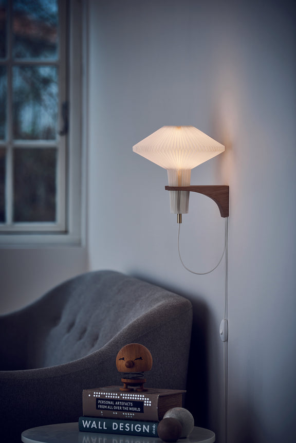Wandlamp MODEL 204 PADDENSTOEL wit met lichte eiken basis
