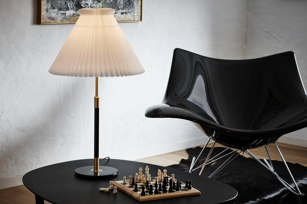 Tafellamp MODEL 352 wit met zwart-gouden voet