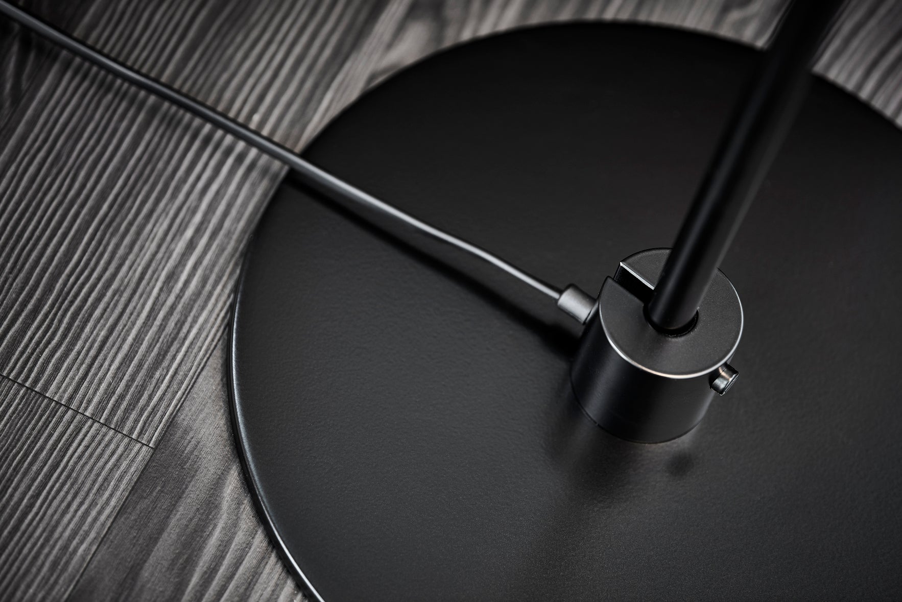 Vloerlamp MODEL 368 wit met zwarte voet