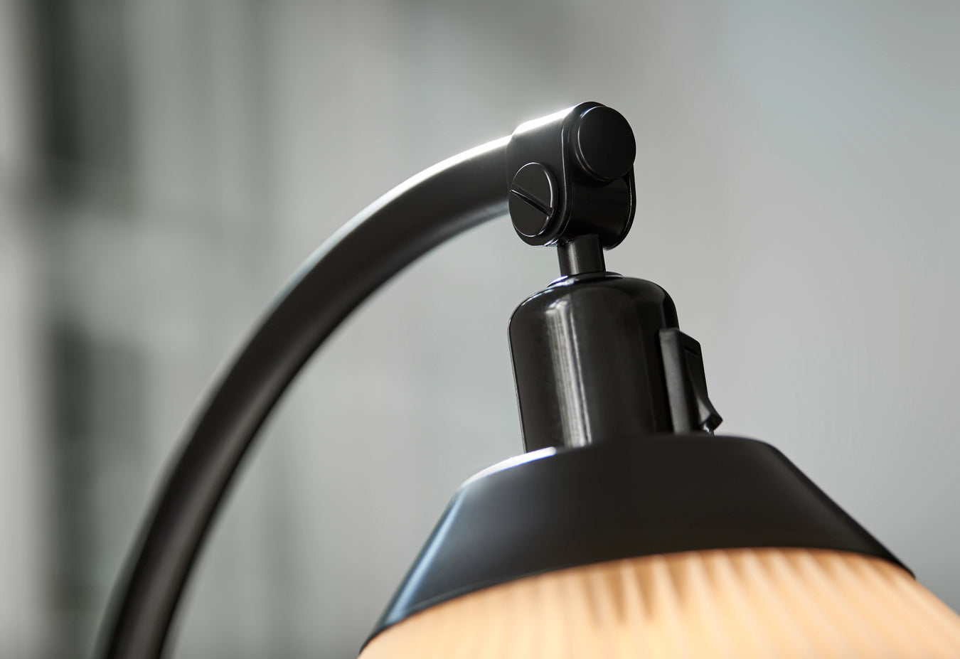 Vloerlamp MODEL 368 wit met zwarte voet