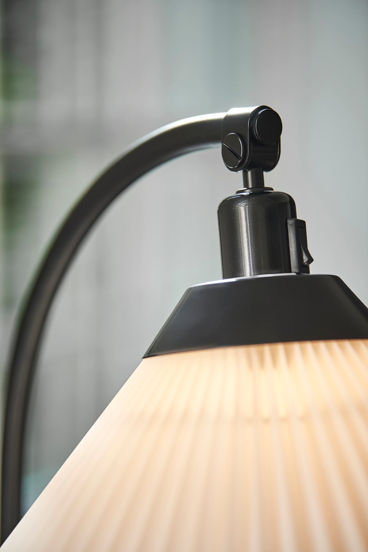 Vloerlamp MODEL 368 wit met zwarte voet